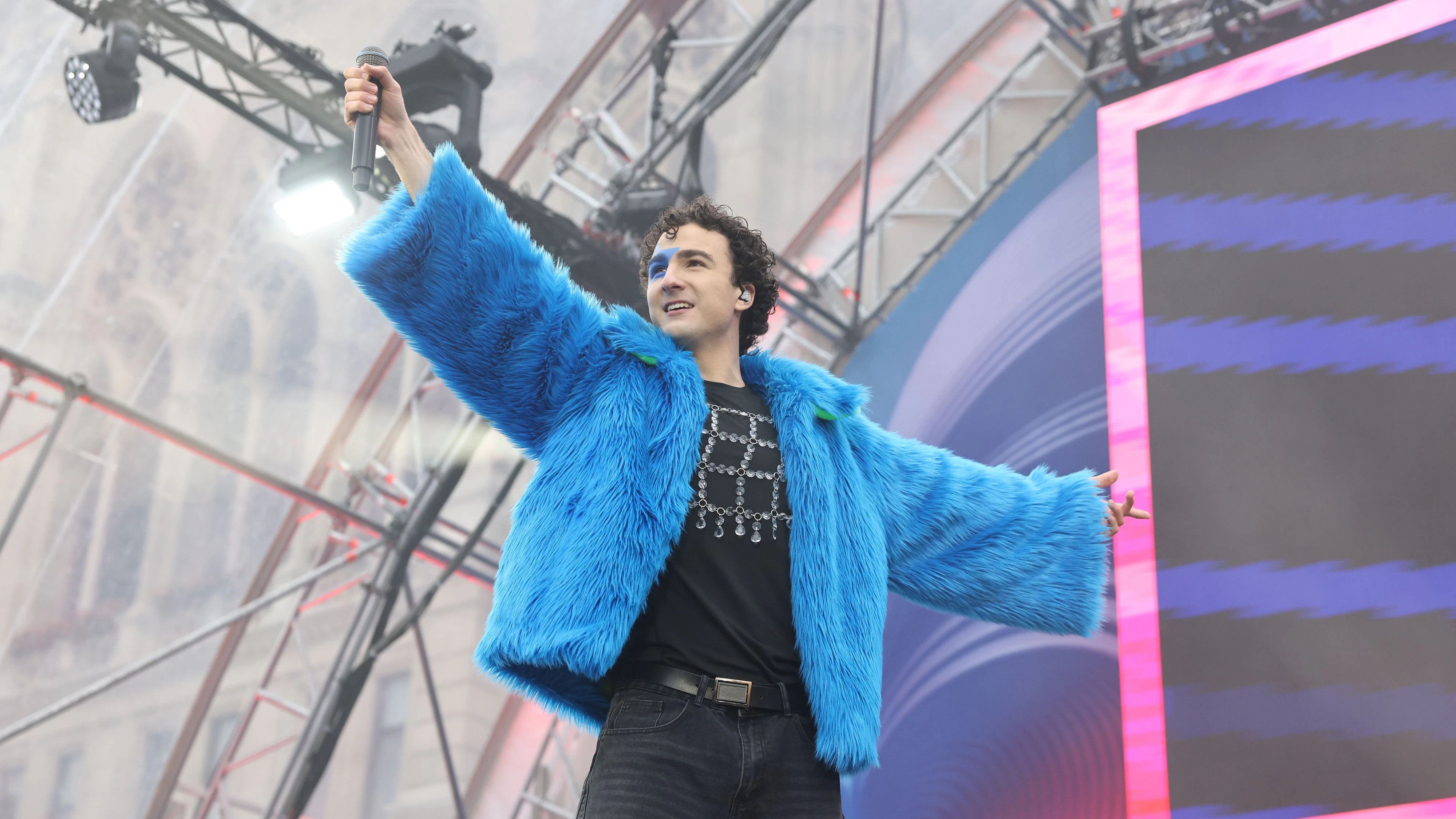 Heute.at - Cosmó tritt vor Halbfinale am Rathausplatz auf