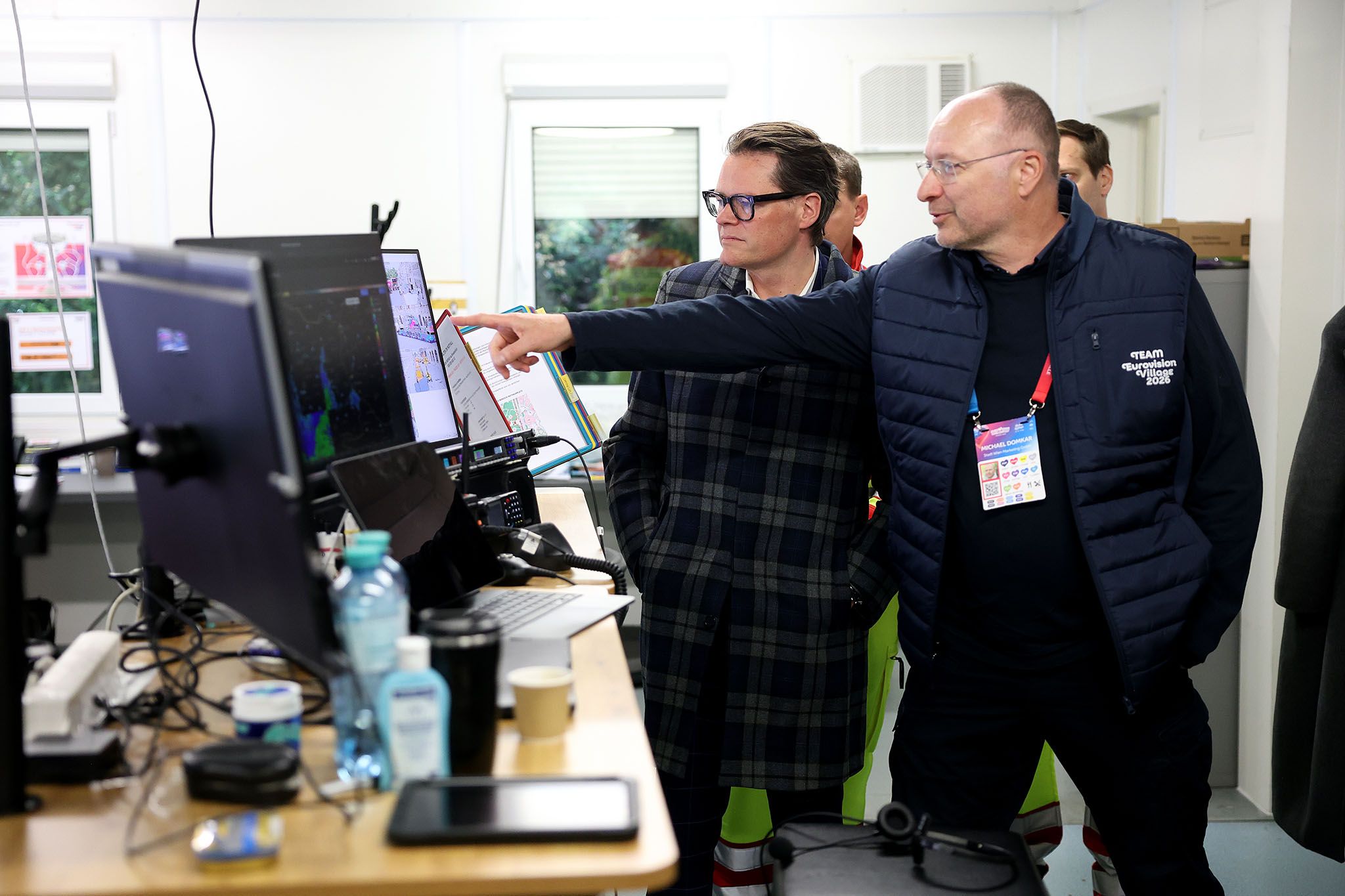 Stadtrat Jürgen Czernohorszky (links) besichtigte die sicherheitsrelevanten Einrichtungen im Eurovision Village.