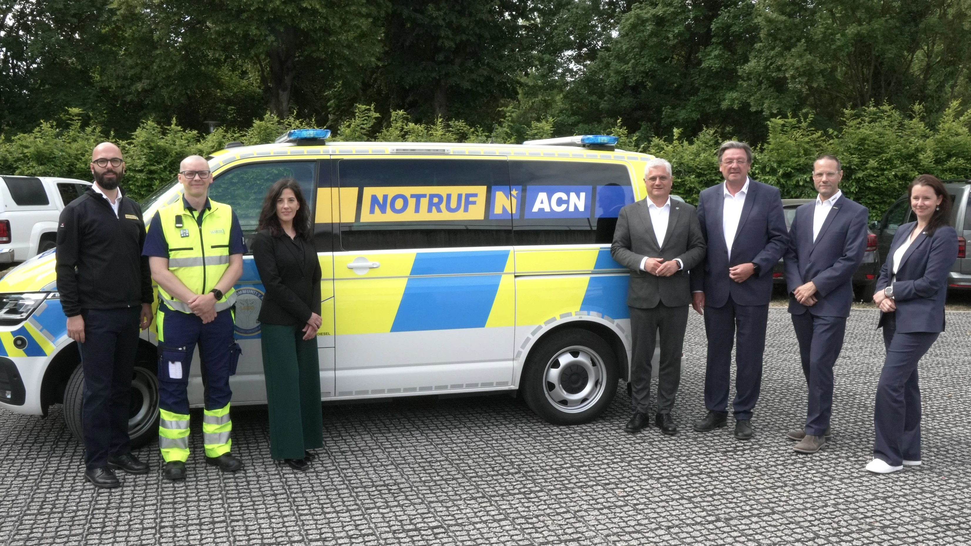 Die Bilanz von den "Acute Community Nurses" fällt gut aus (v.l.n.r): Christoph Holzhacker (Bereichsleitung ACN), Marco Schügerl (ACN), Assma Hajji (prospect research & solution), Martin Antauer (FPÖ) (Landesrat und NÖGUS Vorsitzender), Josef Schmoll & Christian Fohringer (Geschäftsführer Notruf Niederösterreich), Nicole Kordina (medizinische Leitung Notruf Niederösterreich).