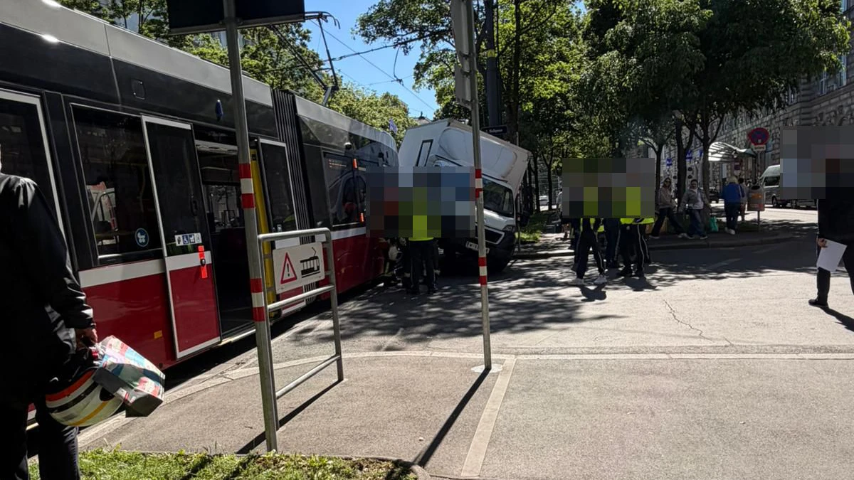 Öffi-Crash mit Laster legt Bim-Verkehr am Ring lahm