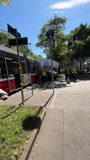Öffi-Crash am Wiener Ring: Kollision zwischen Bim und Lkw sorgt für Ausfälle und Umleitungen mehrerer Straßenbahnlinien am Mittwochnachmittag.