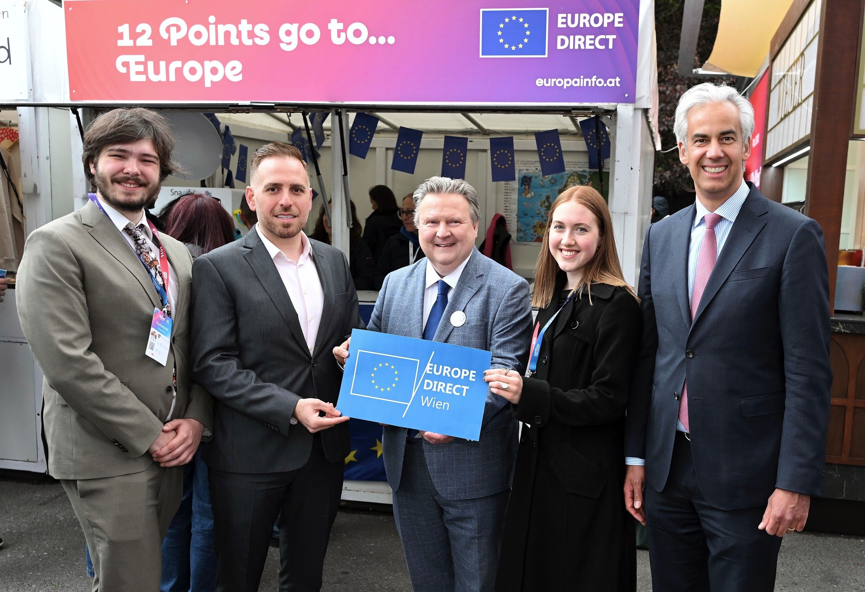 Felix Moore (EU-Jugendbotschafter), Garo Chadoian (Leiter Europe Direct Wien), Bürgermeister Michael Ludwig (SPÖ), Nelly Koller (EU-Jugendbotschafterin) und Patrick Lobis (Vertreter der Europäischen Kommission in Österreich, v. li.) bei der Eröffnung.