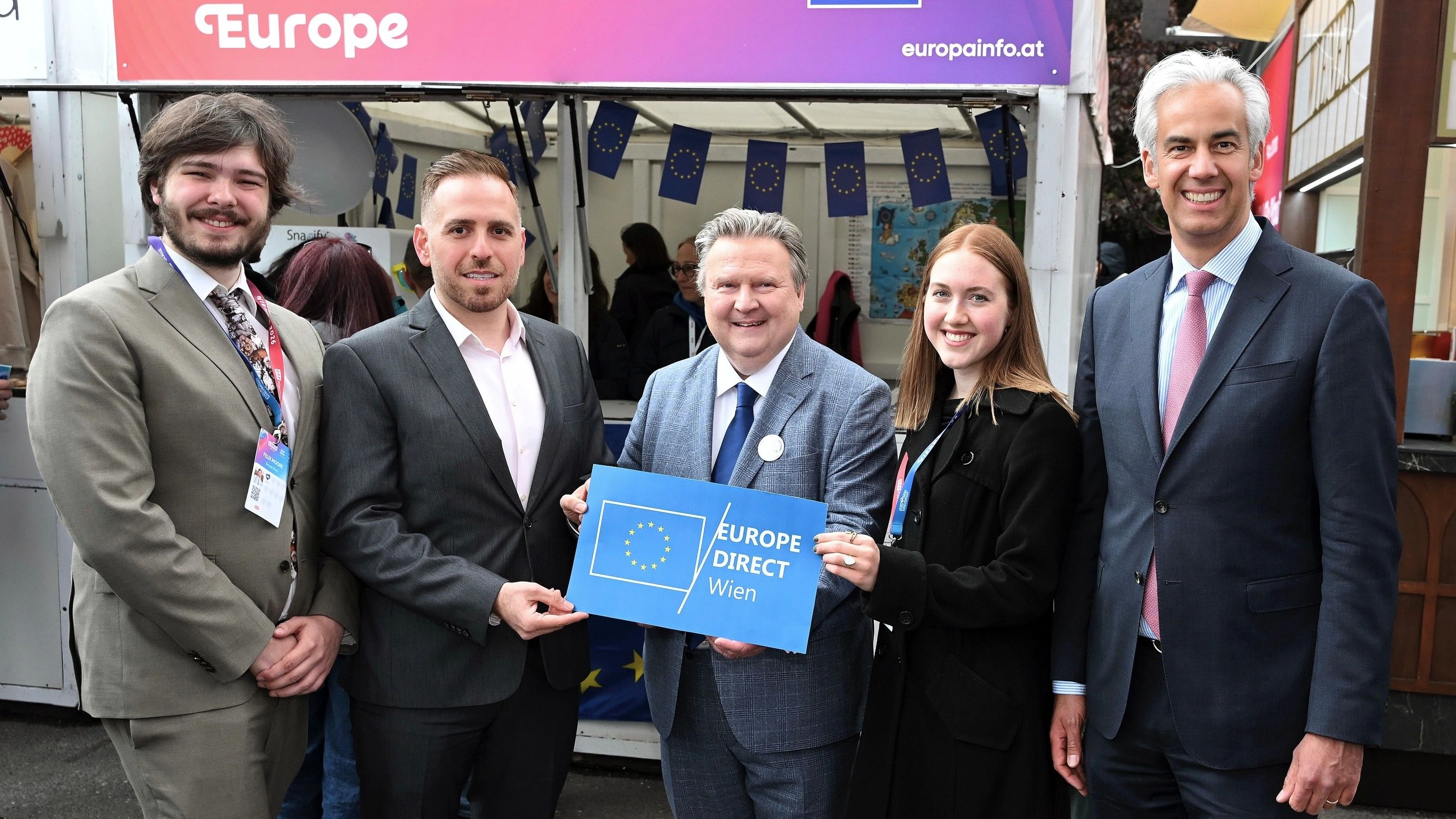 Felix Moore (EU-Jugendbotschafter), Garo Chadoian (Leiter Europe Direct Wien), Bürgermeister Michael Ludwig (SPÖ), Nelly Koller (EU-Jugendbotschafterin) und Patrick Lobis (Vertreter der Europäischen Kommission in Österreich, v. li.) bei der Eröffnung.