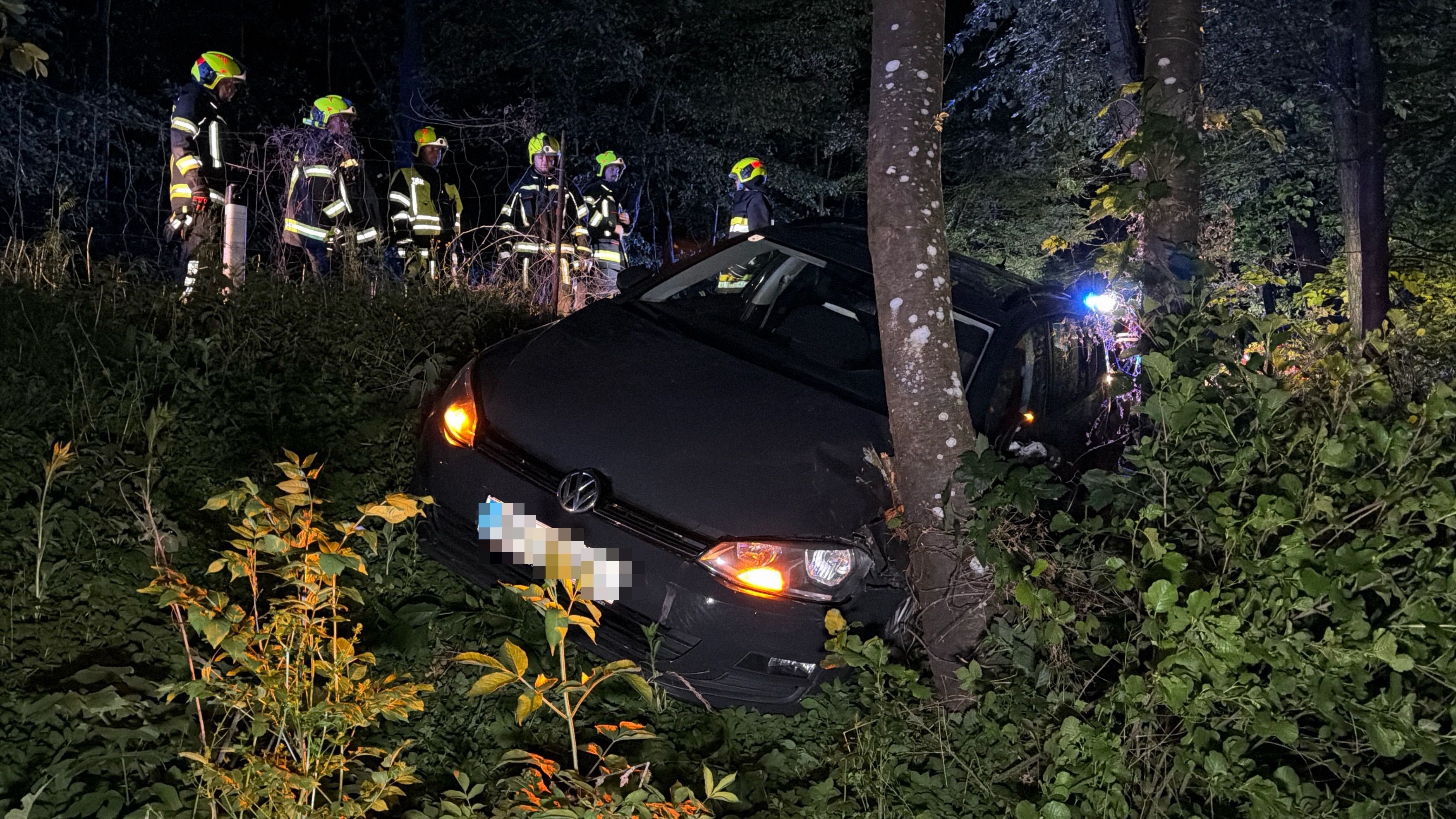In der Nacht auf Mittwoch landete eine Autofahrerin zwischen Neustift und Krummnußbaum mit ihrem Auto im Graben.