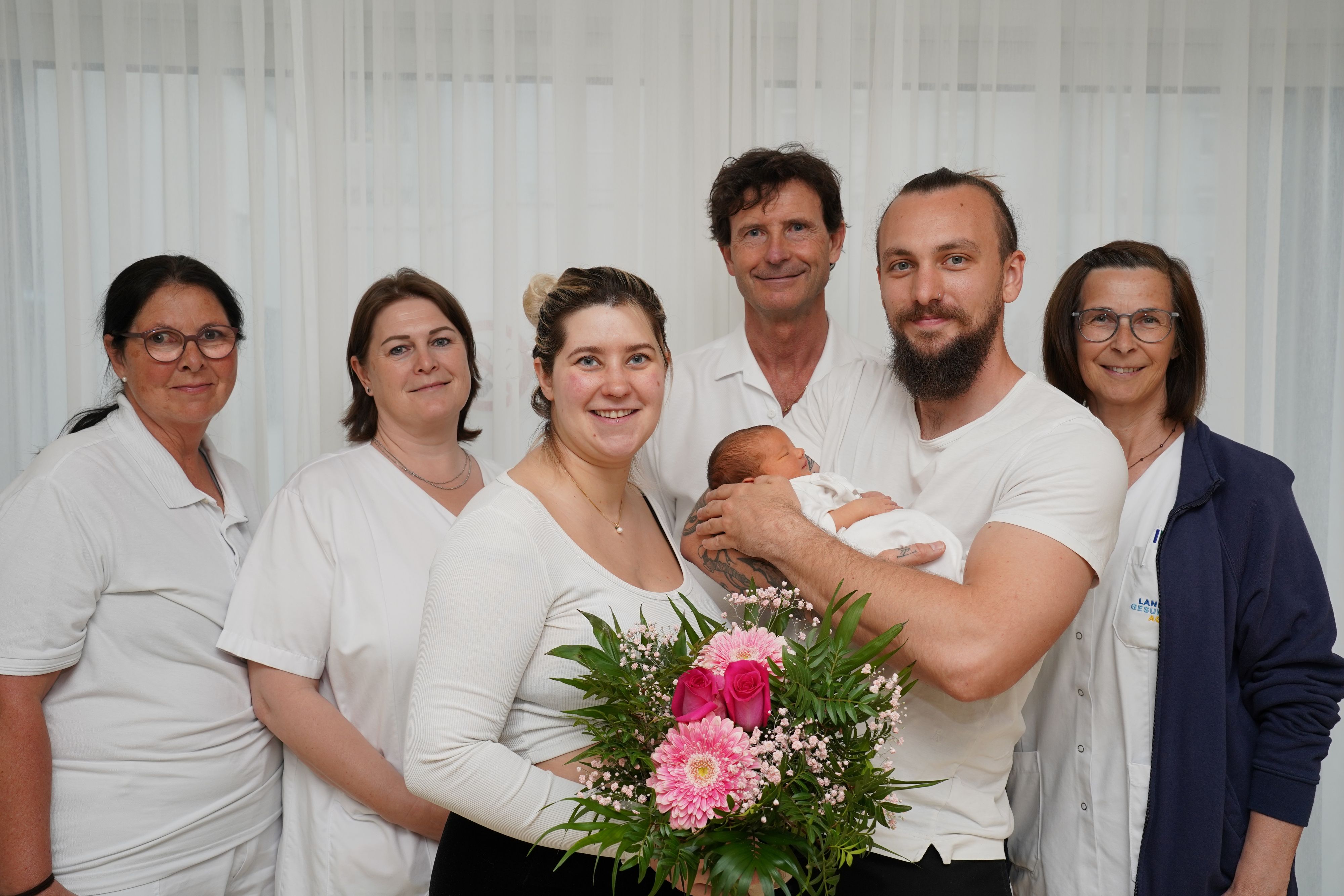 DGKP Eva Salzmann, Stationsleitung DGKP Erika Freinhofer, Daniela Berger, Prim. Dr.Andreas Pfligl, Michael Teny mit Ilvy, leitende Hebamme Petra Riesenhuber
