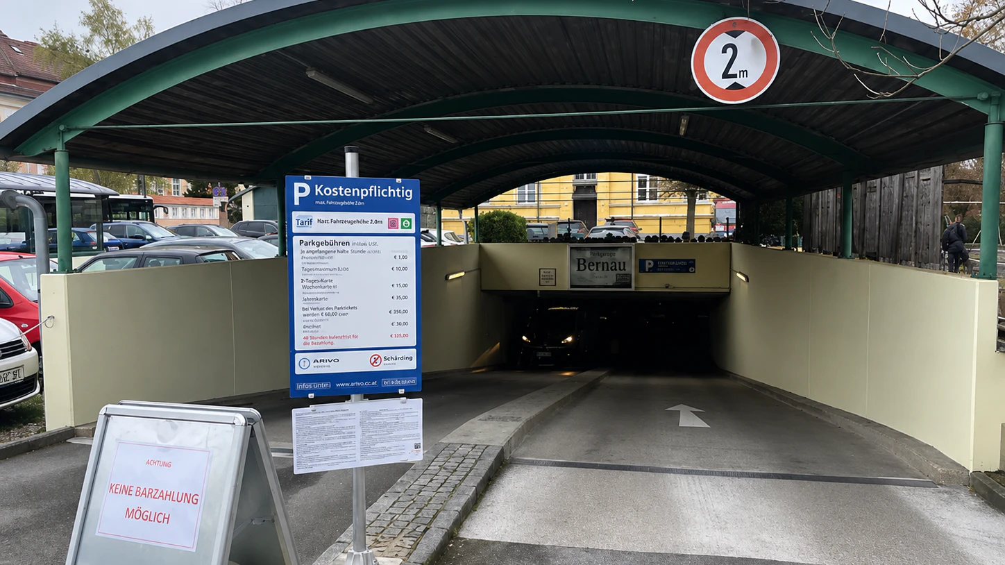 Im Parkhaus in Schärding kann man künftig nur noch mit Karte zahlen.