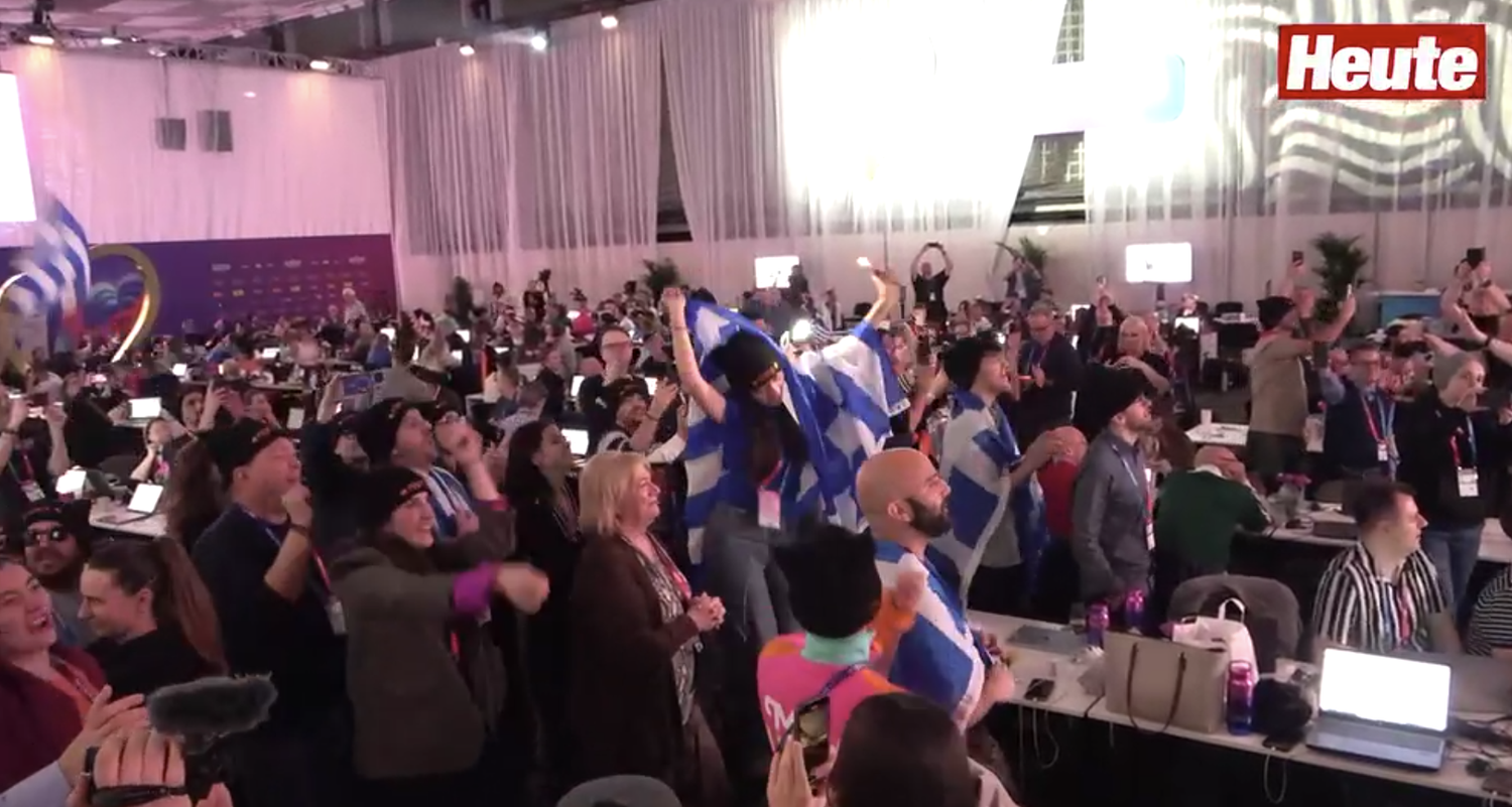 Die Delegation aus Griechenland feiert zu 