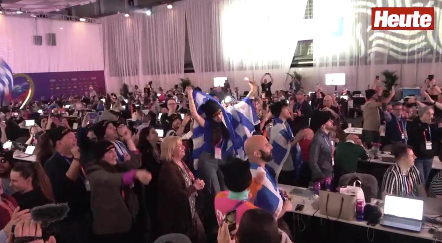 Die Delegation aus Griechenland feiert zu "Ferto".