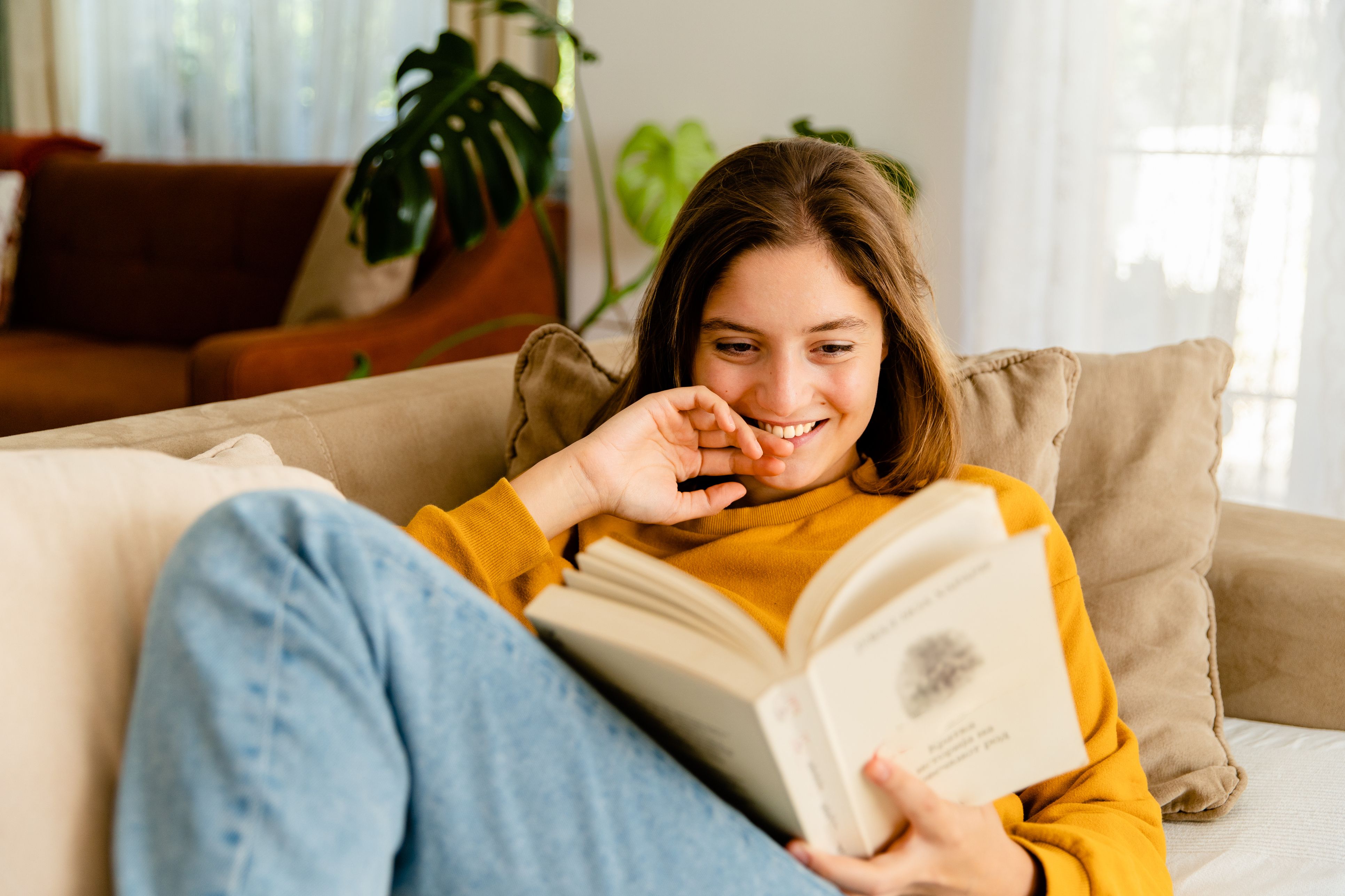 Das Buch ist in Wahrheit nur ein Versteck fürs Smartphone.