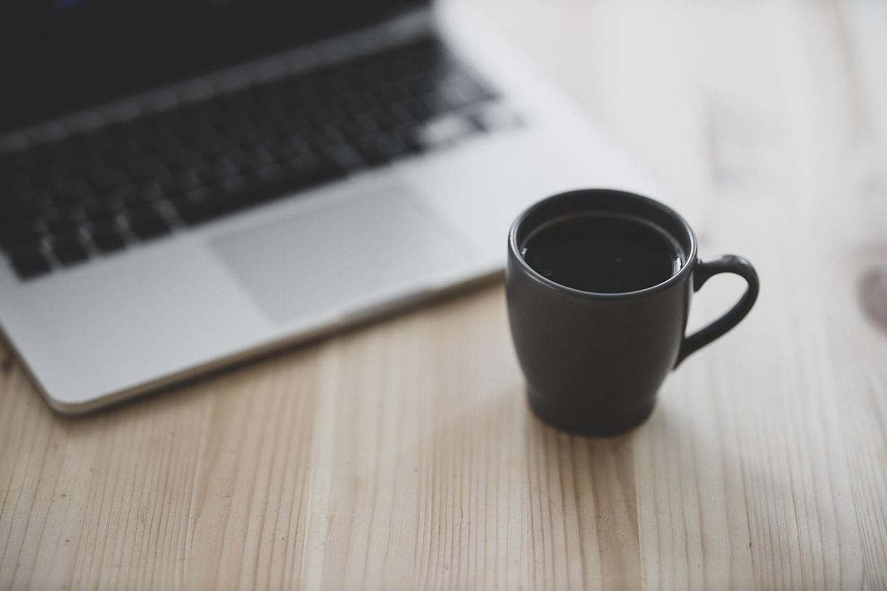 Kaffee und Arbeit im modernen Café