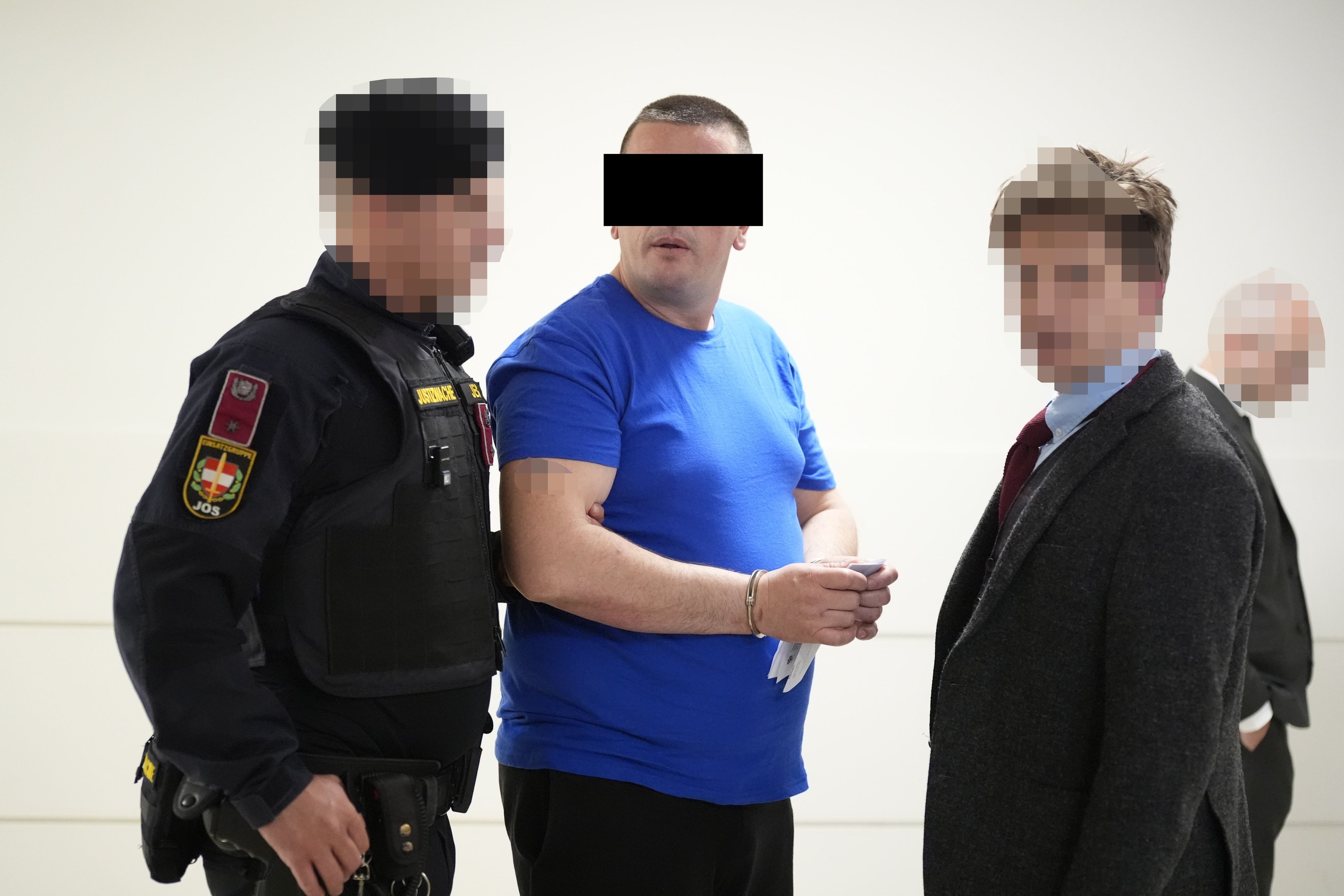 Der Angeklagte (40) kam extra für Raub vom Balkan nach Wien.