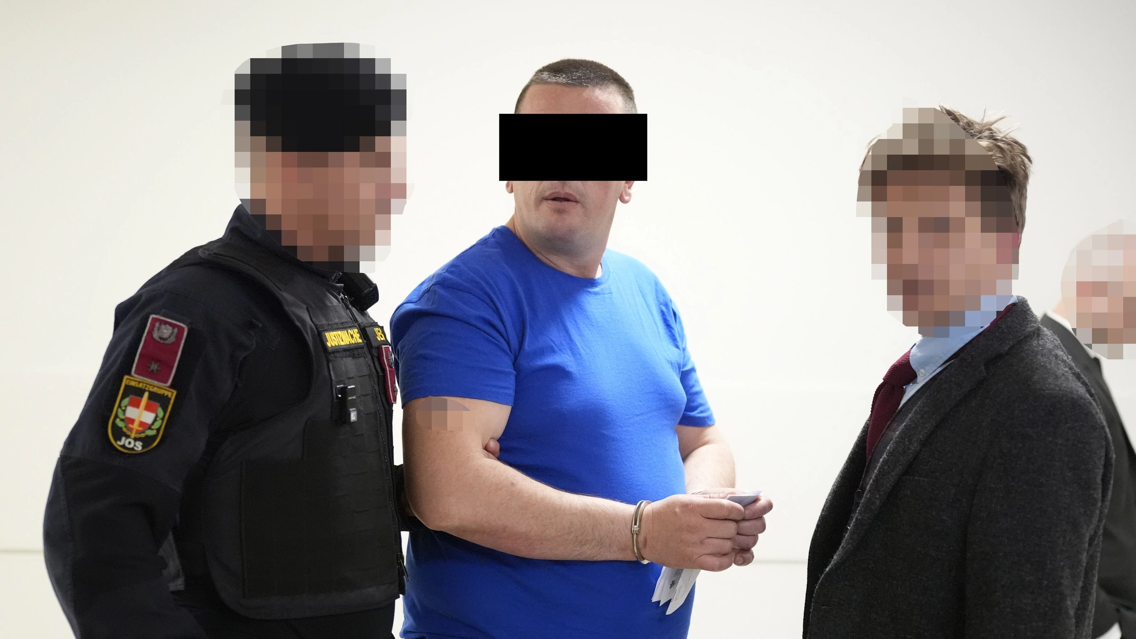 Der Angeklagte (40) kam extra für Raub vom Balkan nach Wien.
