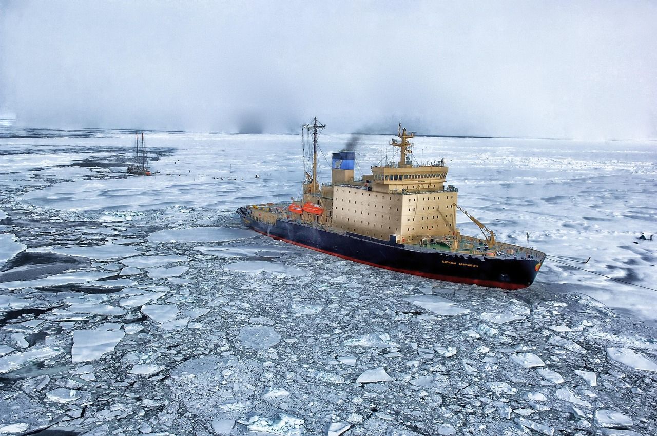 Historisches Forschungsschiff im arktischen Eismeer