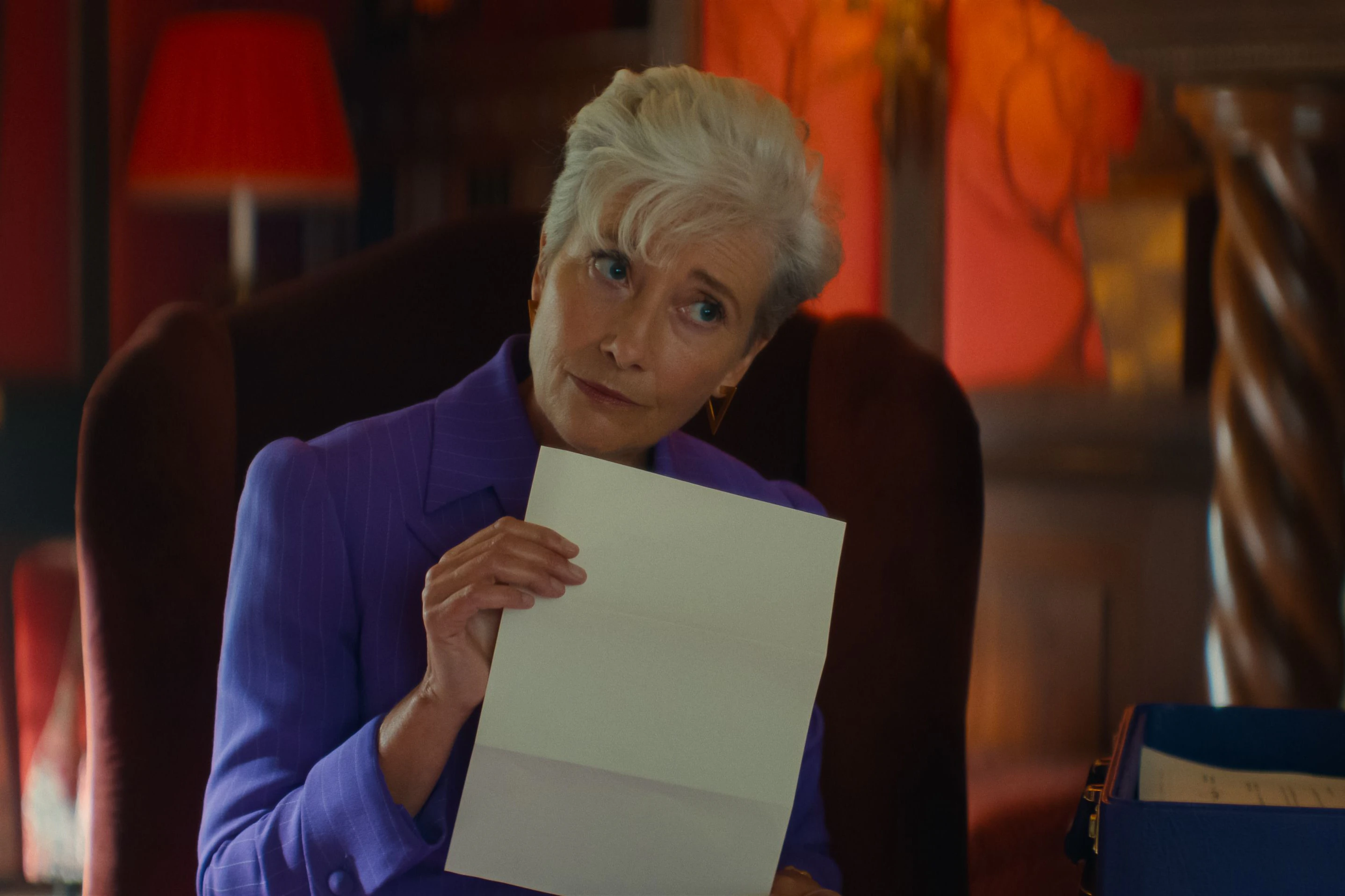 Die Anwältin Lydia Harbottle (Emma Thompson) bei der Verlesung von Georges letztem Willen
