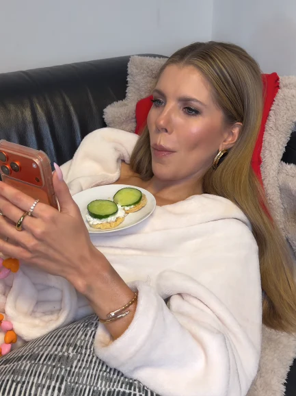 Victoria Swarovski mit einem kleinen Snack.