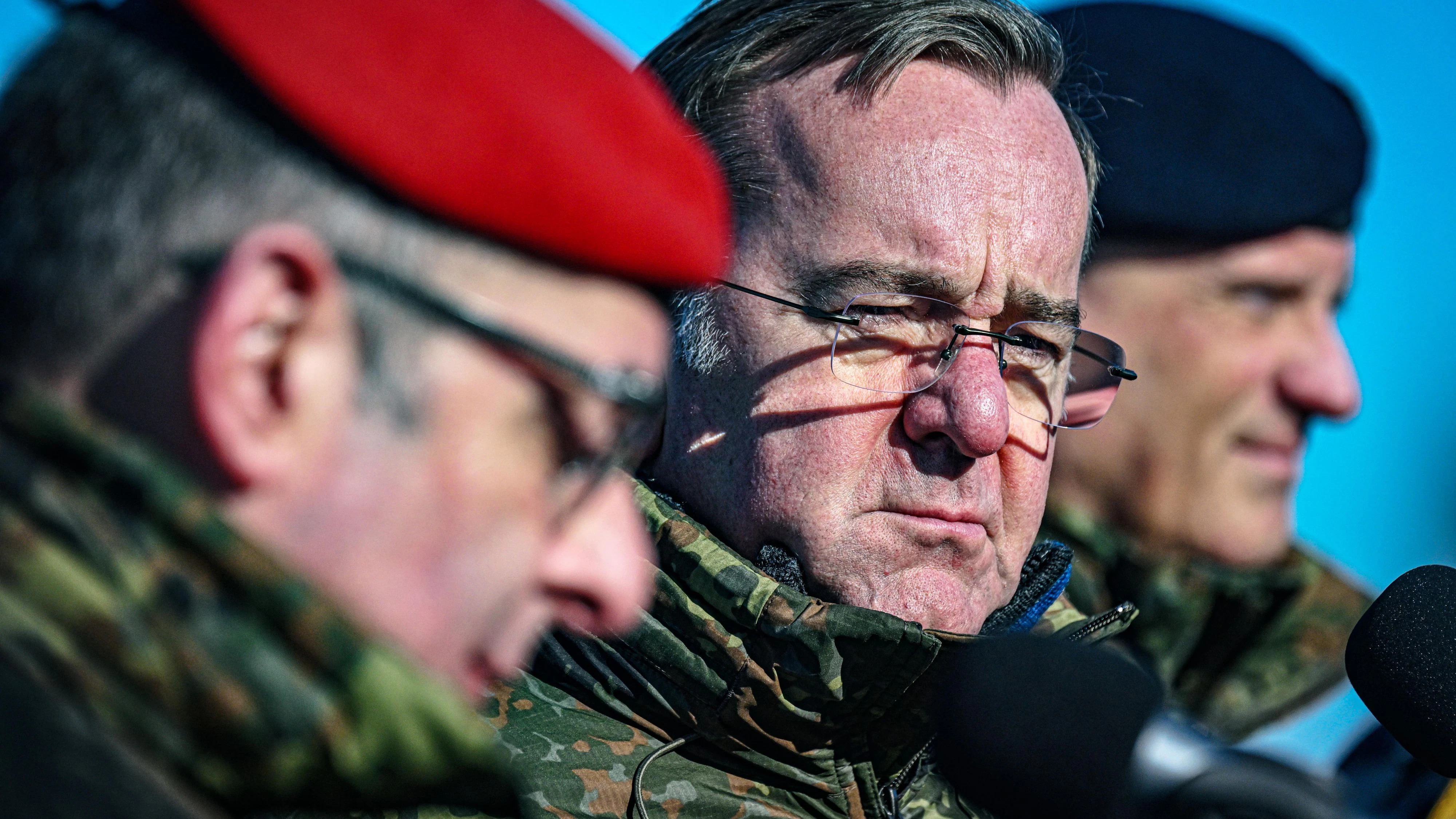 Der deutsche Verteidigungsminister Boris Pistorius (SPD) und NATO-General Ingo Gerhartz, Befehlshaber des Allied Joint Force Command in Brunssum (Niederlande), während einer Truppenübung. Archivbild