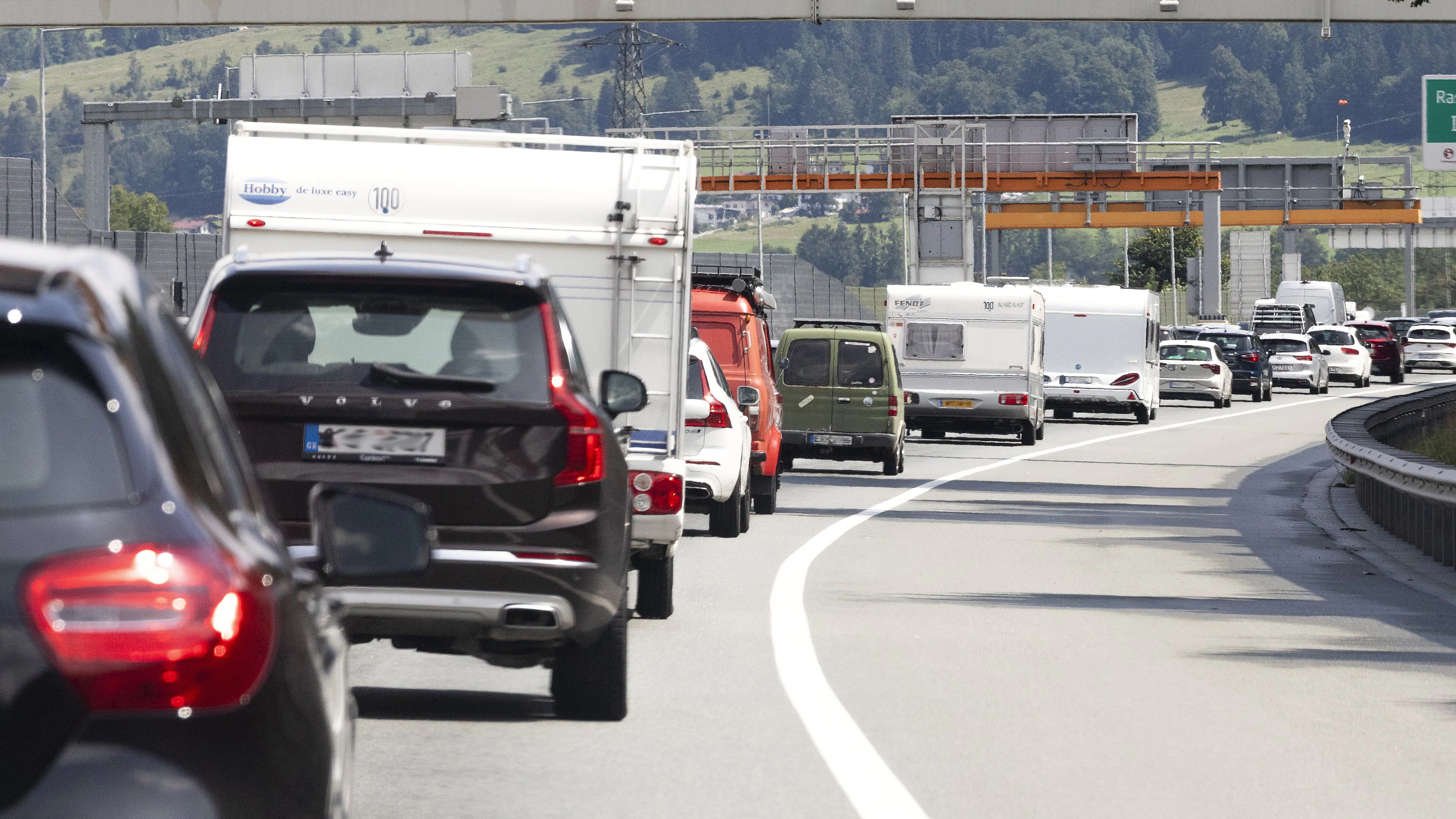 Verkehrsstau auf der Inntalautobahn A12 in Tirol, Österreich // Traffic jam on the Inntalautobahn A12 in Tyrol, Austria