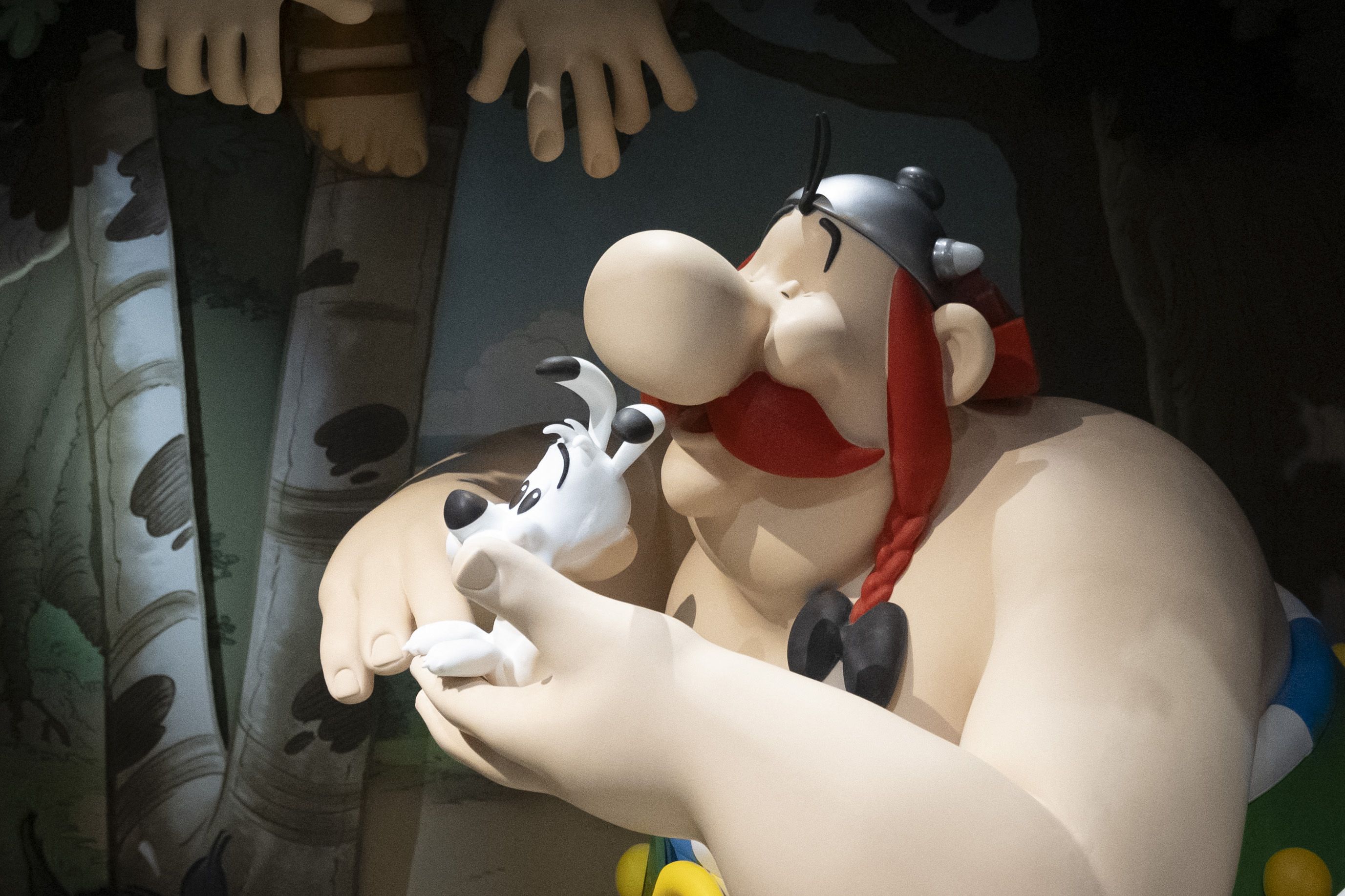 Eine Wachsfigur des berühmten französischen Comic-Charakters Obelix mit seinem Hund Idefix wird anlässlich ihrer Enthüllung im Wachsfigurenkabinett Musée Grévin in Paris, 2024, fotografiert.