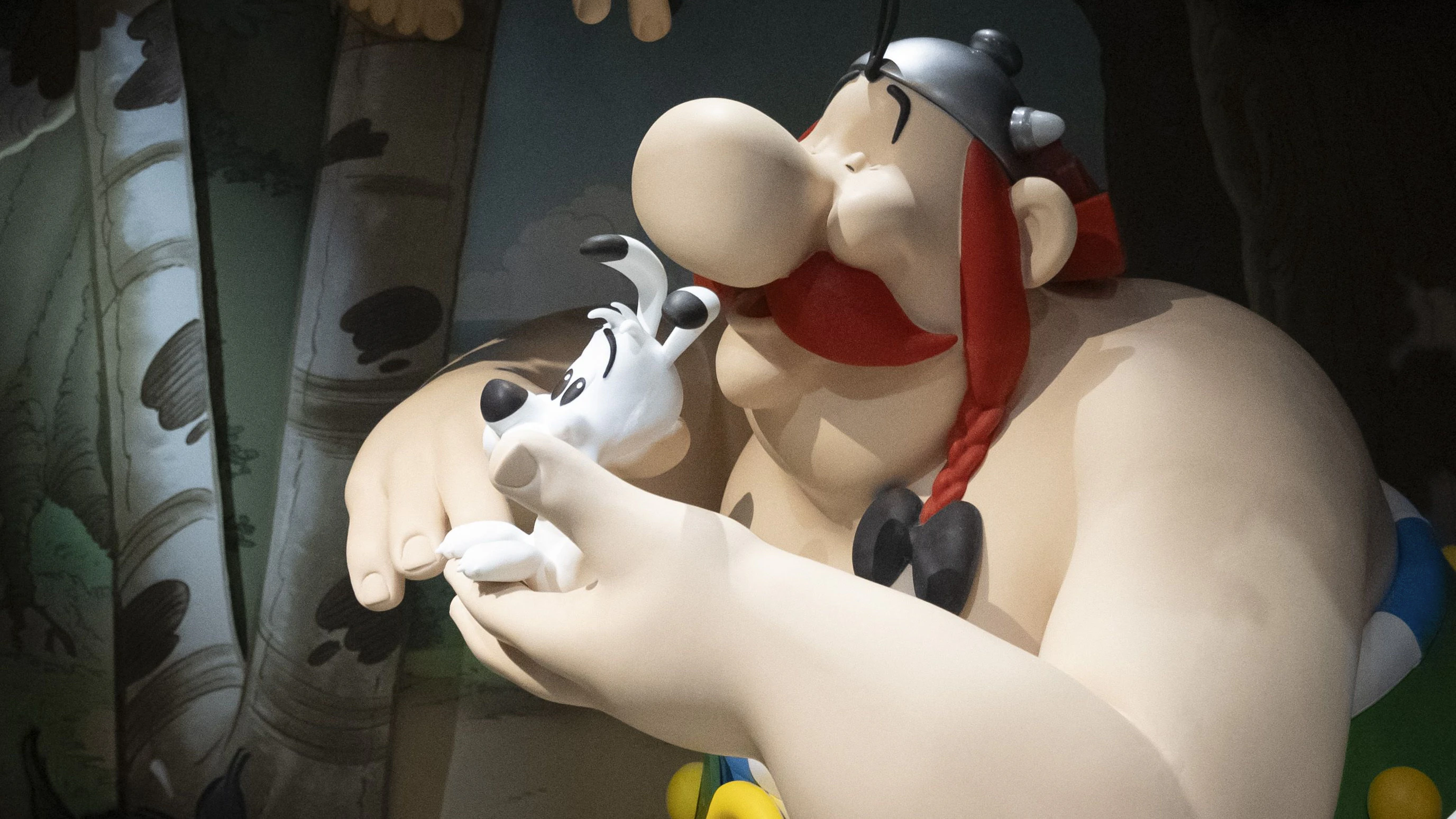 Eine Wachsfigur des berühmten französischen Comic-Charakters Obelix mit seinem Hund Idefix wird anlässlich ihrer Enthüllung im Wachsfigurenkabinett Musée Grévin in Paris, 2024, fotografiert.