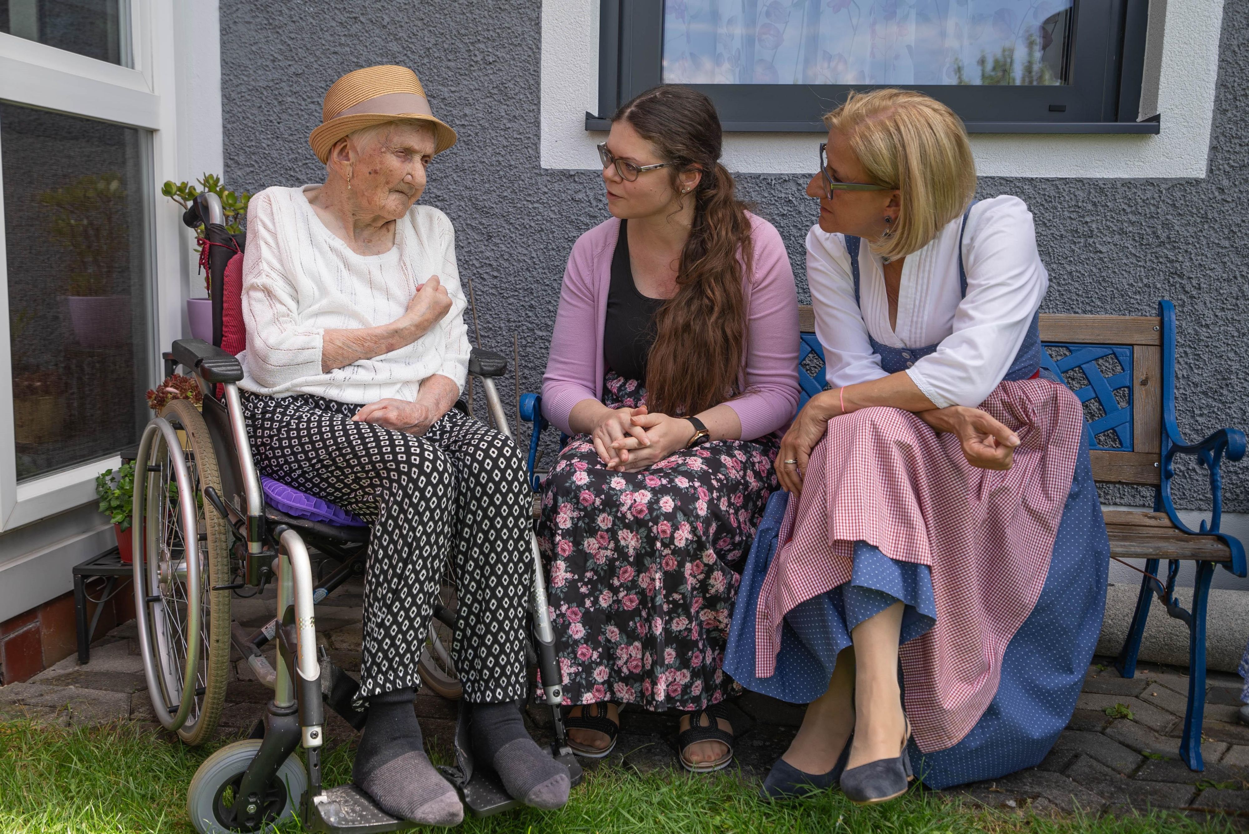Anna Wagner, Enkelin Raffaela und Landeshauptfrau Johanna Mikl-Leitner