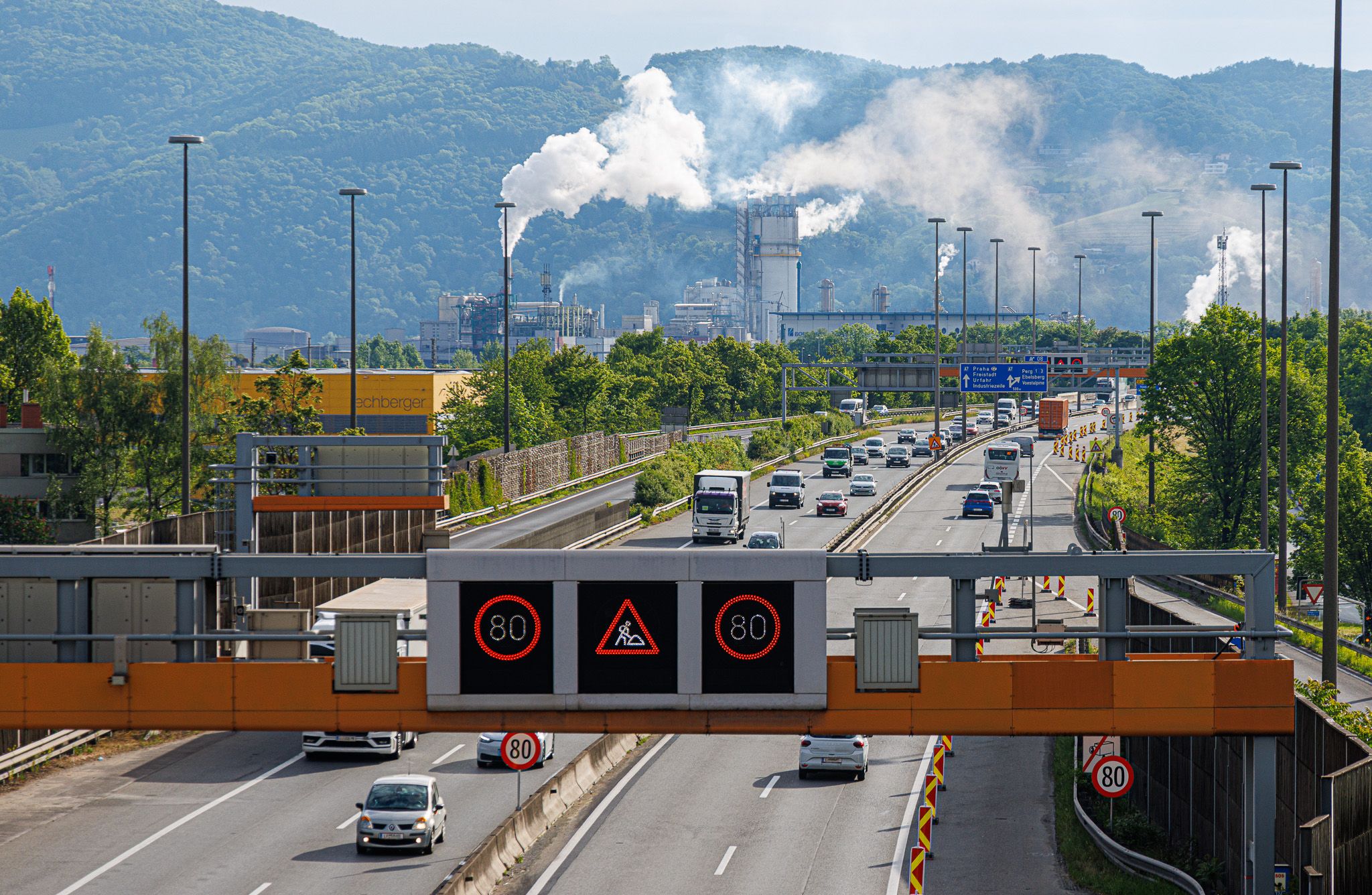 Auf der A7 zwischen Niedernhart und der Anschlussstelle Voest wird saniert.