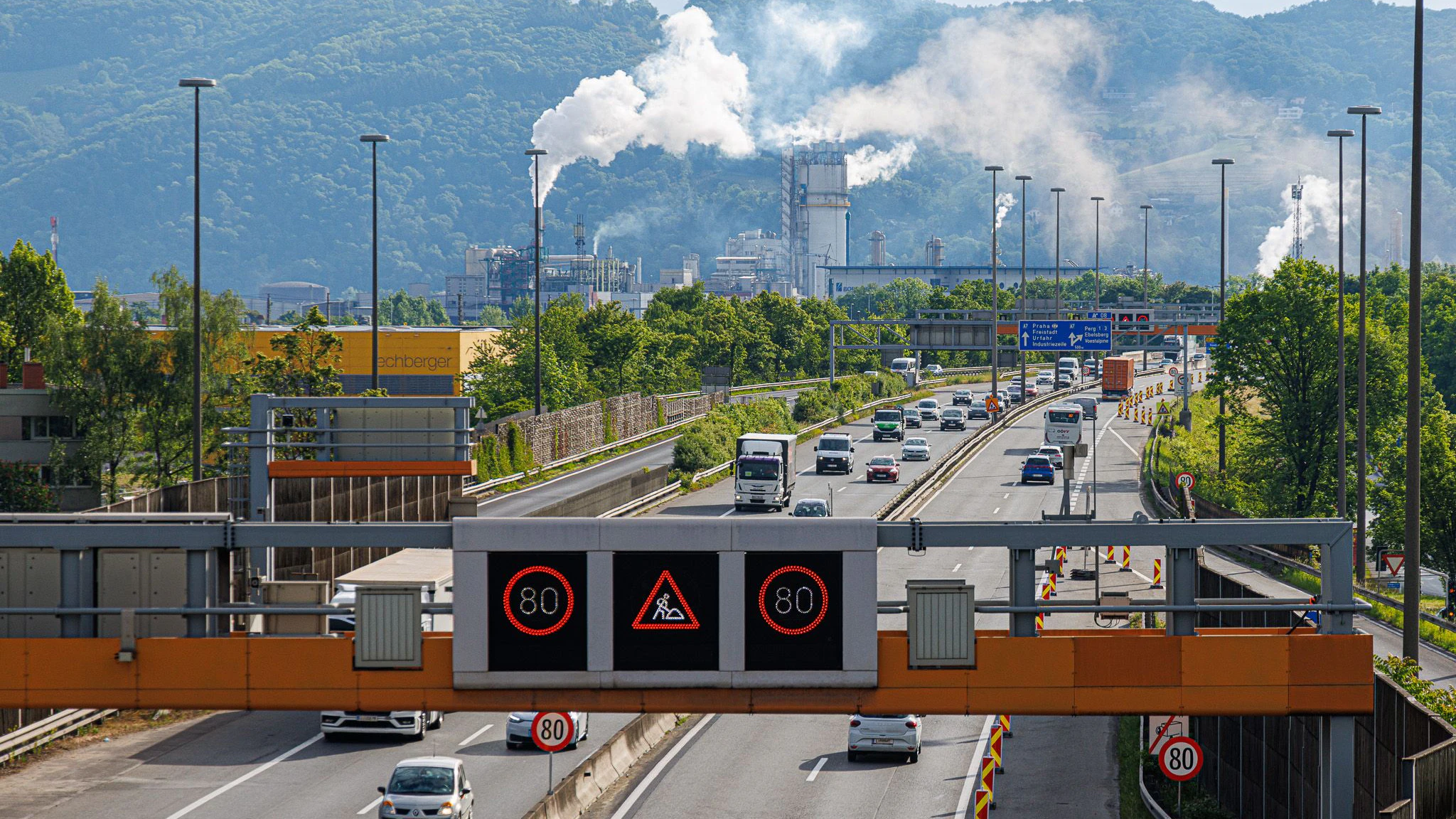 Auf der A7 zwischen Niedernhart und der Anschlussstelle Voest wird saniert.