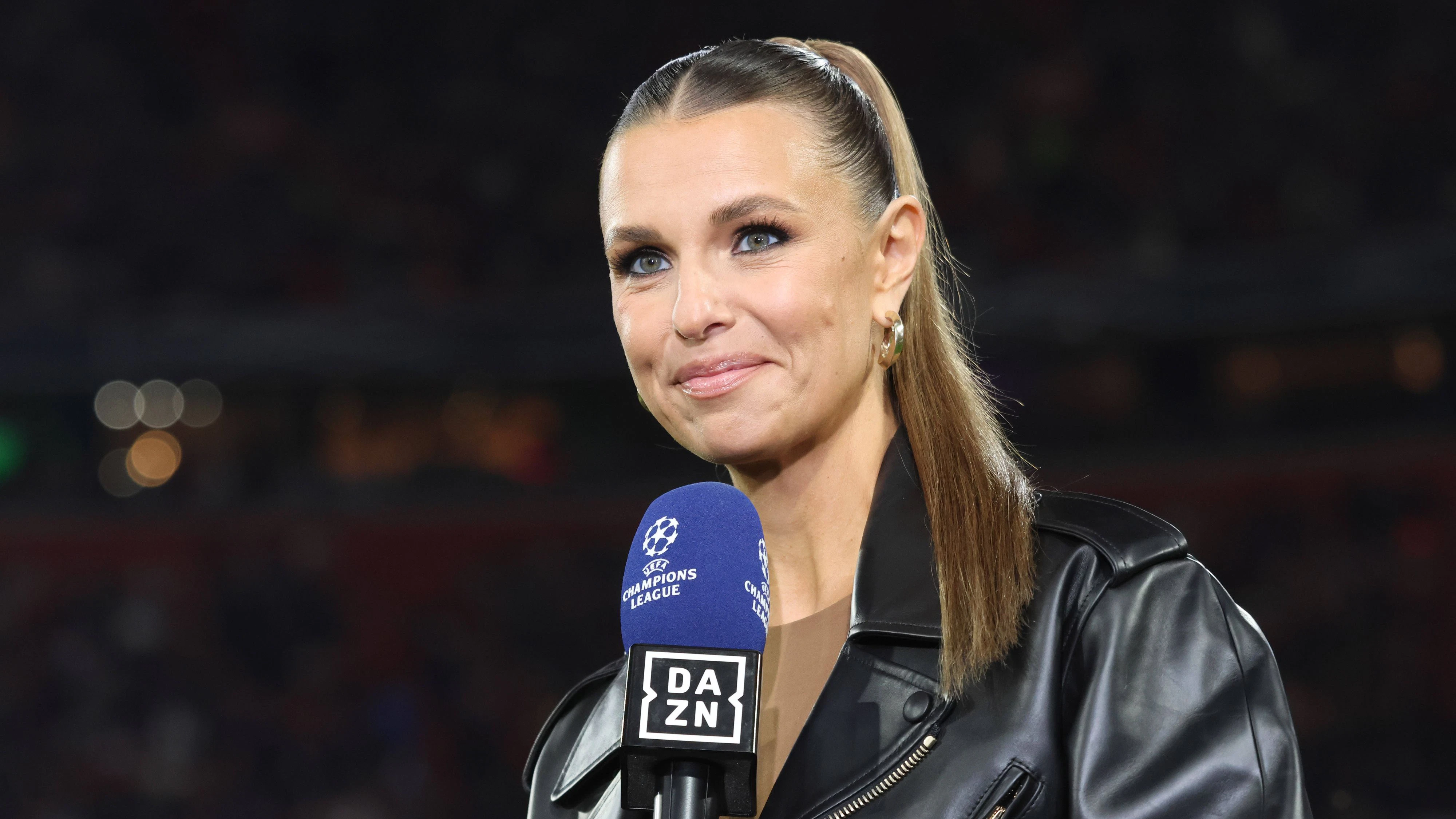 Moderatorin, Laura Wontorra DAZN Mikro, Porträt, Portrait, Fussball / FC Bayern München - Chelsea FC / UEFA Champions League / 17.09.2025 / Allianz Arena / FOTO: Mladen Lackovic / LakoPress *** Presenter, Laura Wontorra DAZN Micro, Portrait, Portrait, Football FC Bayern Munich Chelsea FC UEFA Champions League 17 09 2025 Allianz Arena PHOTO Mladen Lackovic LakoPress