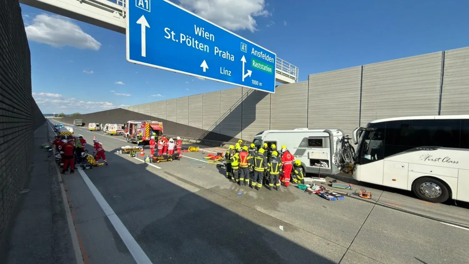 Heute.at - Großeinsatz auf A1! 15 Verletzte bei Massencrash