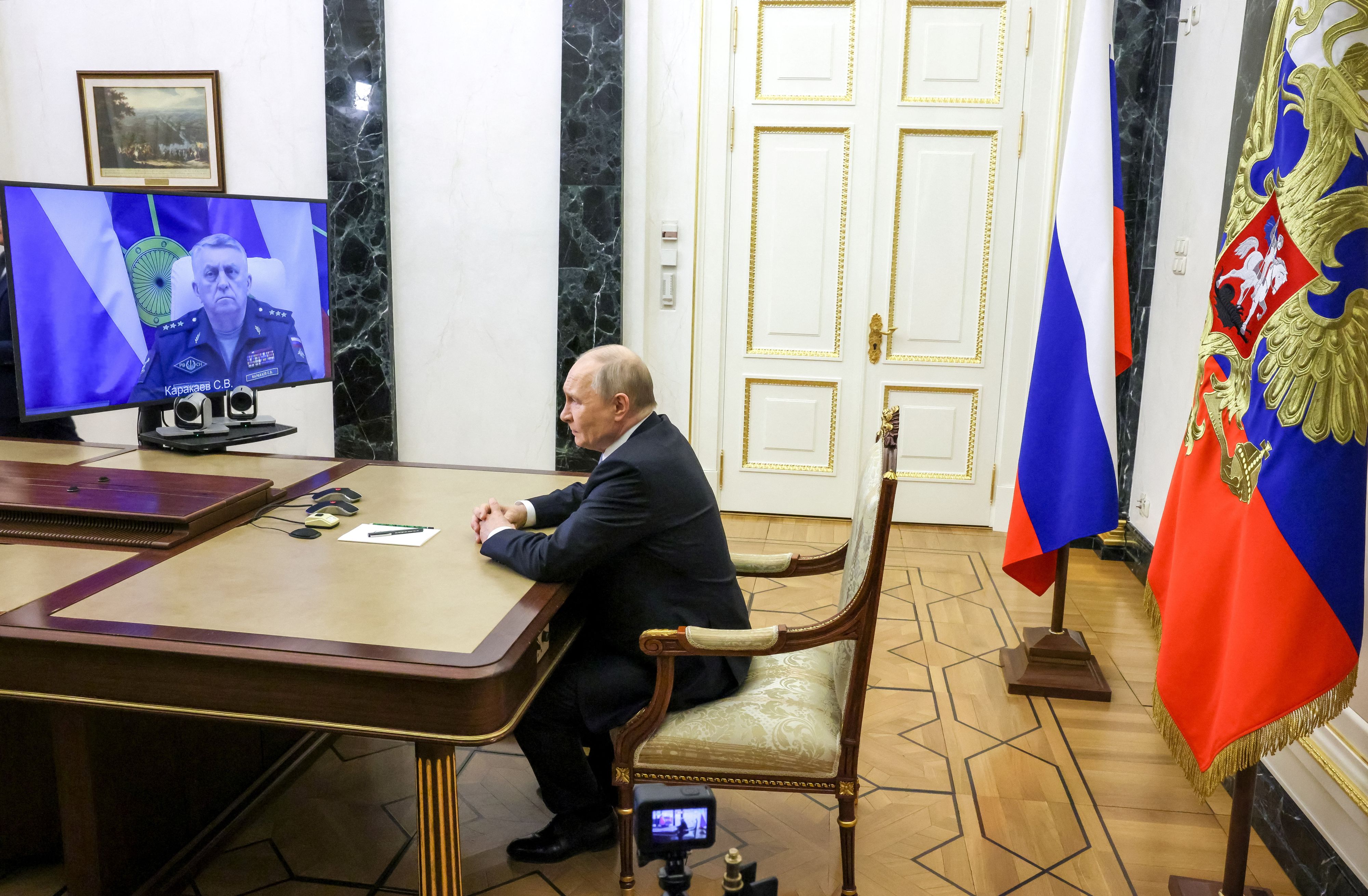 Der russische Präsident Wladimir Putin nimmt am 12. Mai 2026 im Kreml in Moskau per Videokonferenz an einem Treffen mit dem Kommandeur der russischen strategischen Raketentruppen, Generaloberst Sergej Karakajew, teil.