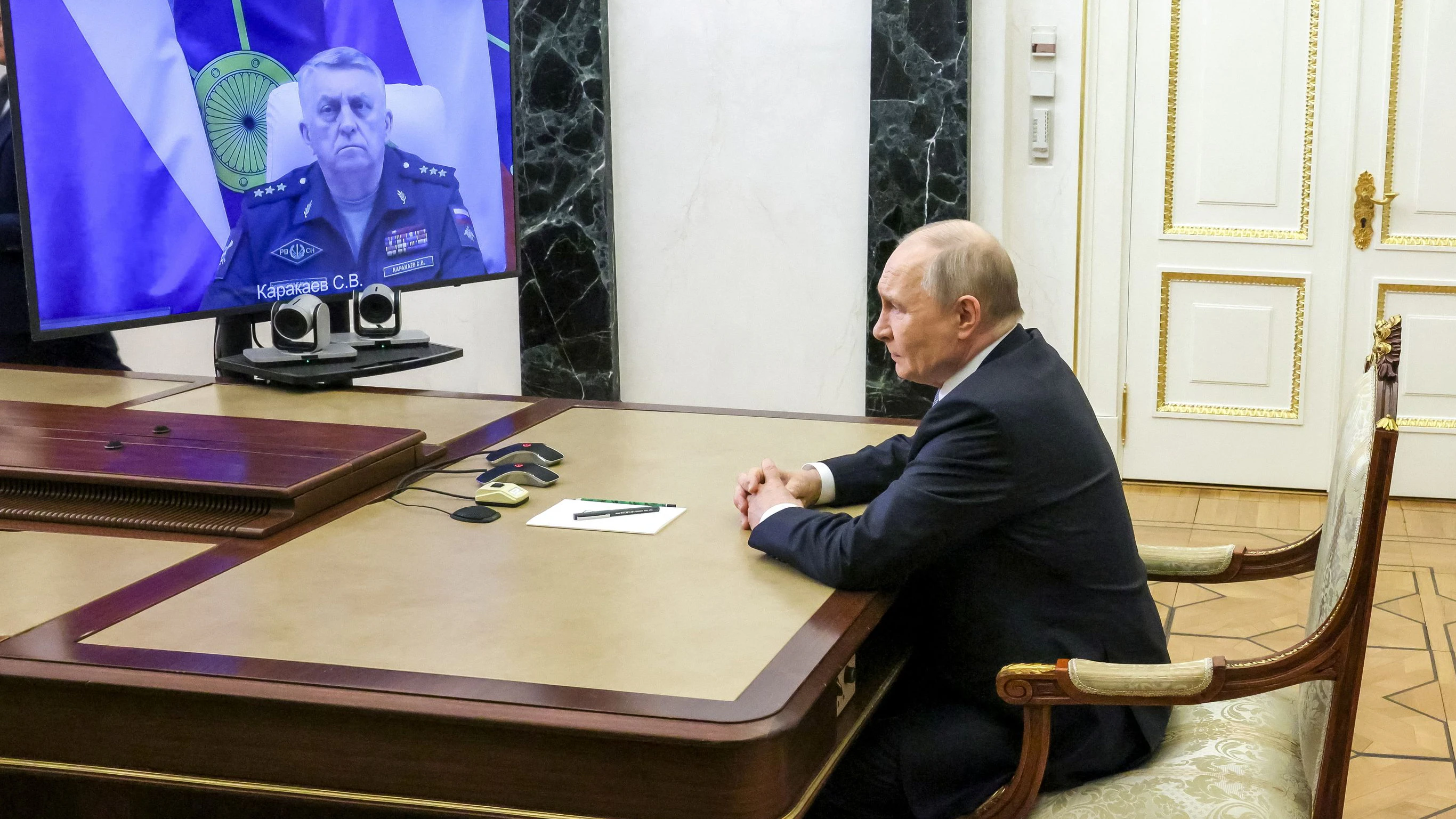 Der russische Präsident Wladimir Putin nimmt am 12. Mai 2026 im Kreml in Moskau per Videokonferenz an einem Treffen mit dem Kommandeur der russischen strategischen Raketentruppen, Generaloberst Sergej Karakajew, teil.