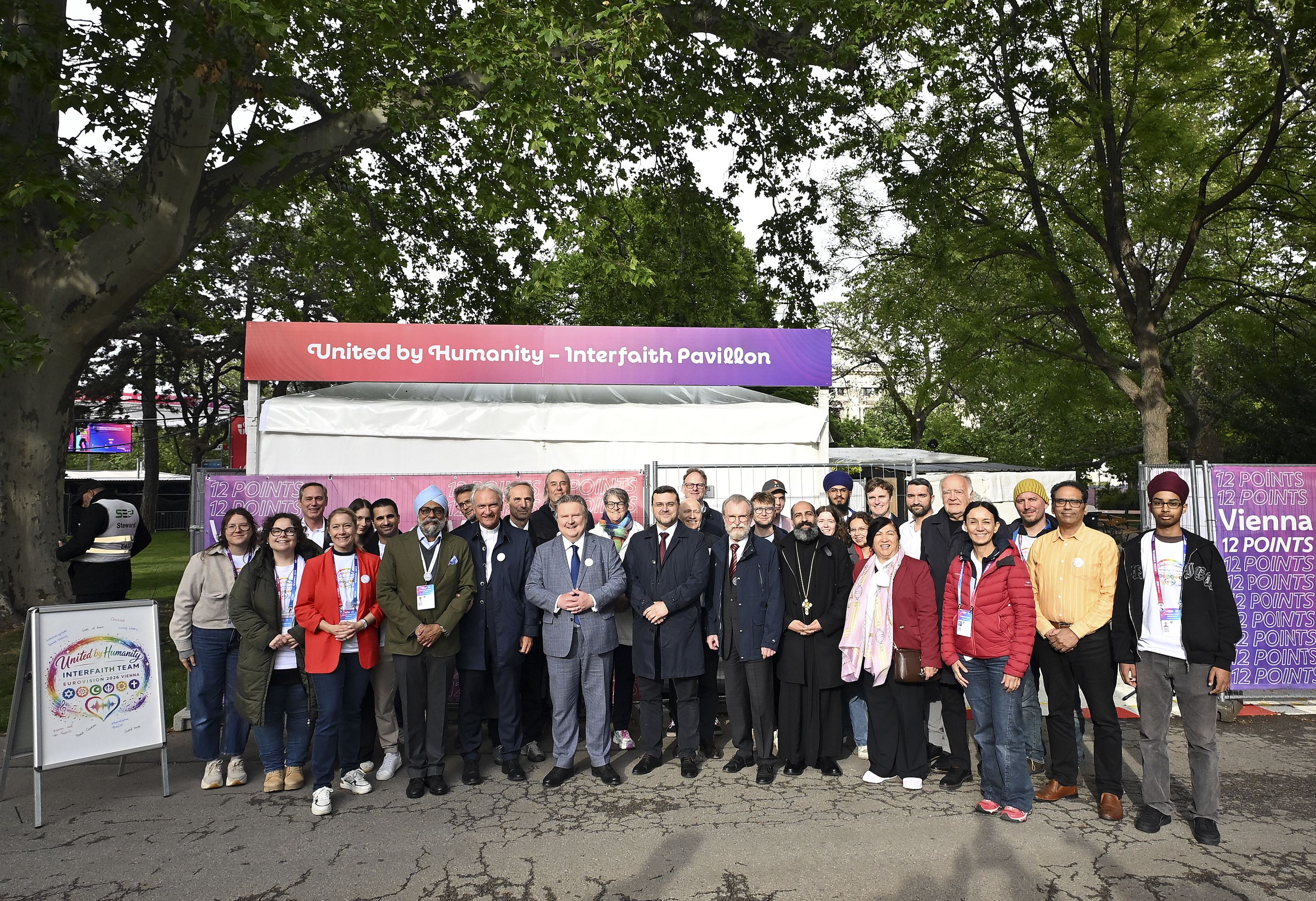 Wiens Bürgermeister Michael Ludwig (SPÖ) besuchte den interreligiösen Pavillon am Rathausplatz.
