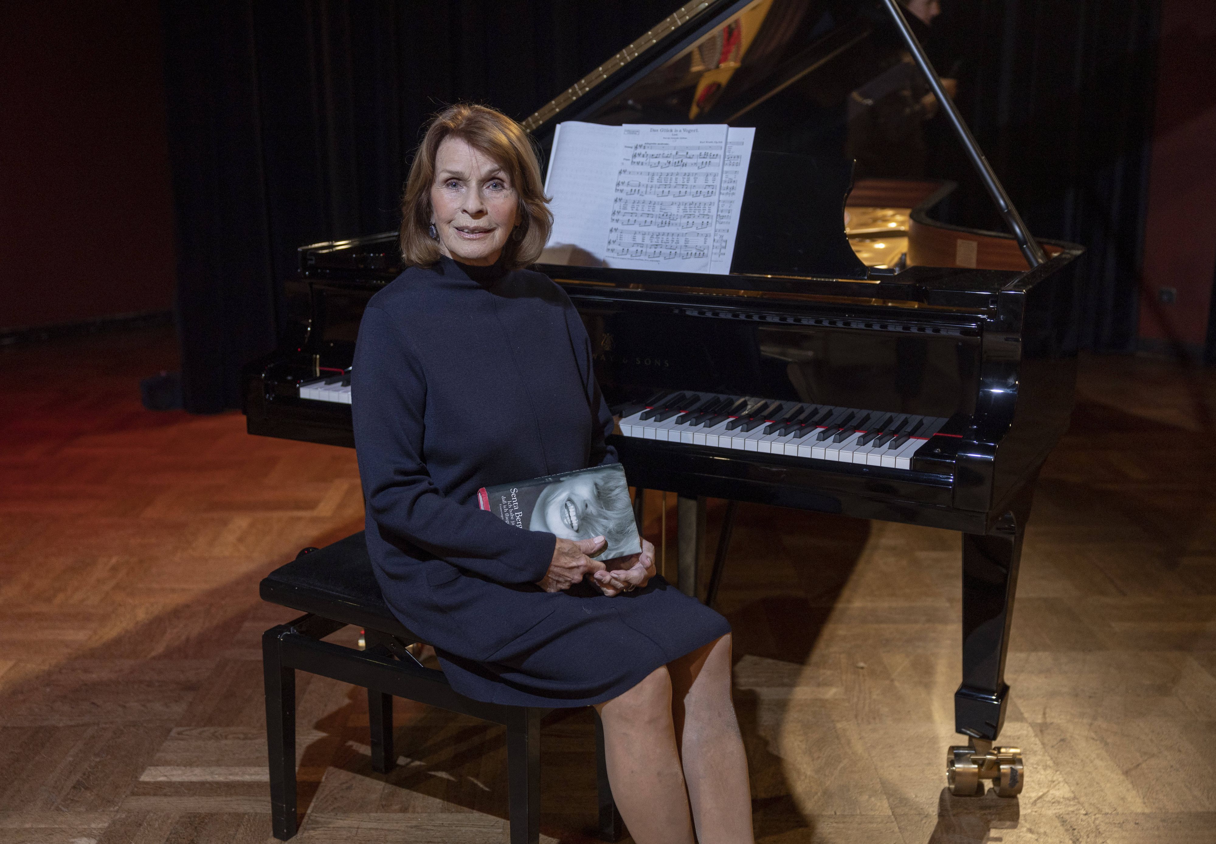 Senta Berger erholt sich noch von ihrem Sturz, kann aber heute mit ihrer Familie Geburtstag feiern.