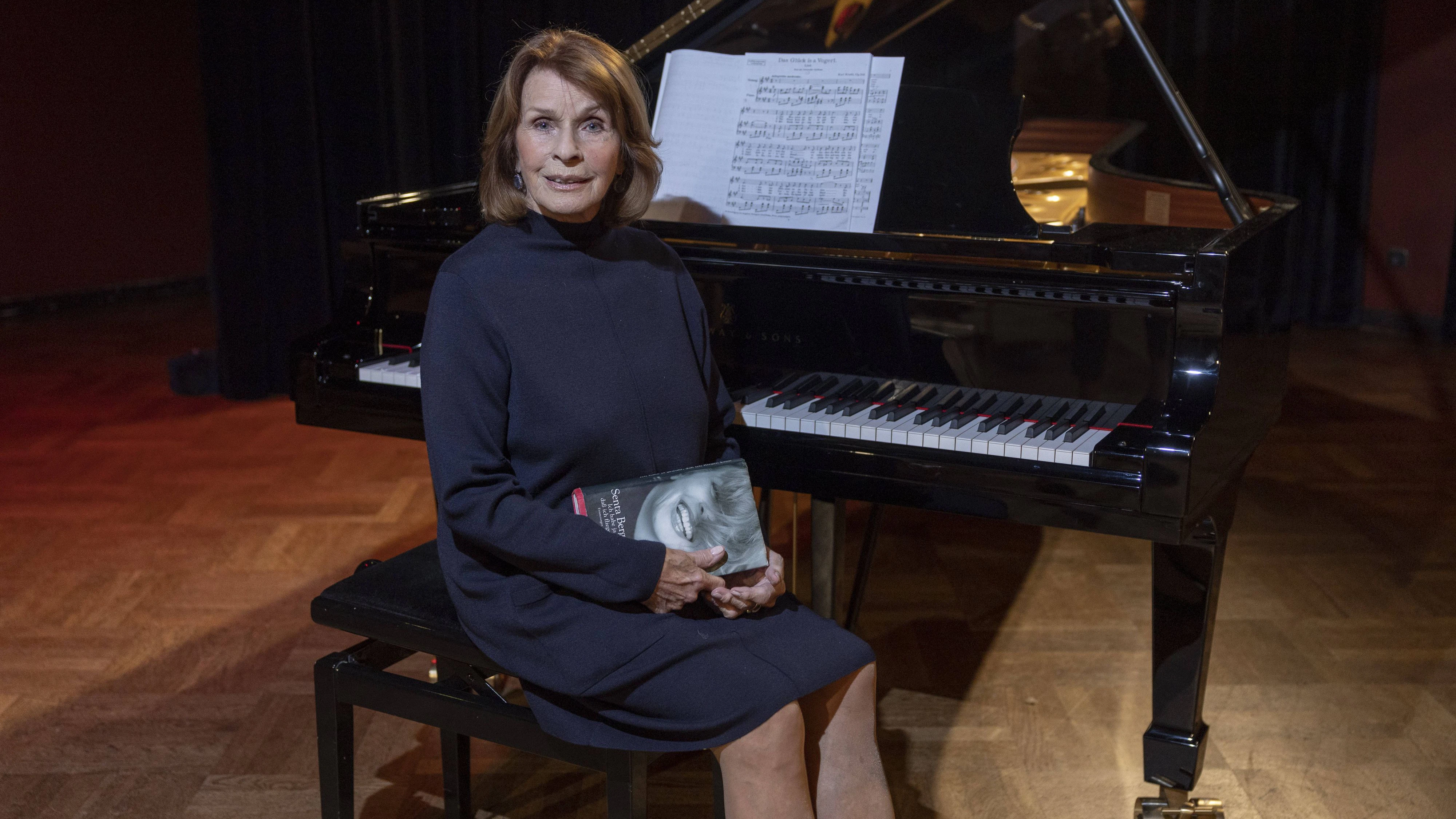 Senta Berger erholt sich noch von ihrem Sturz, kann aber heute mit ihrer Familie Geburtstag feiern.