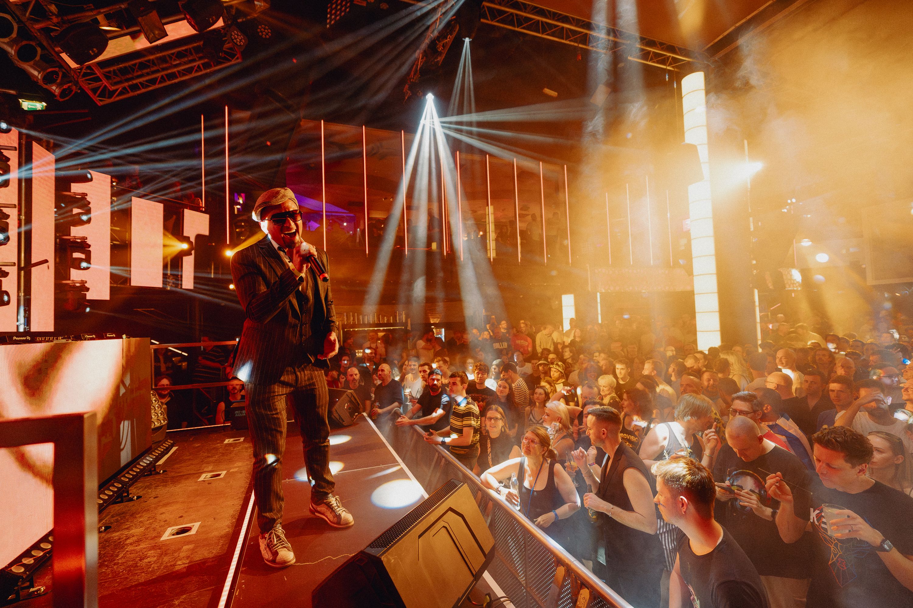 Sänger Eric Papilaya führt als Host durch die ESC-Partywoche.