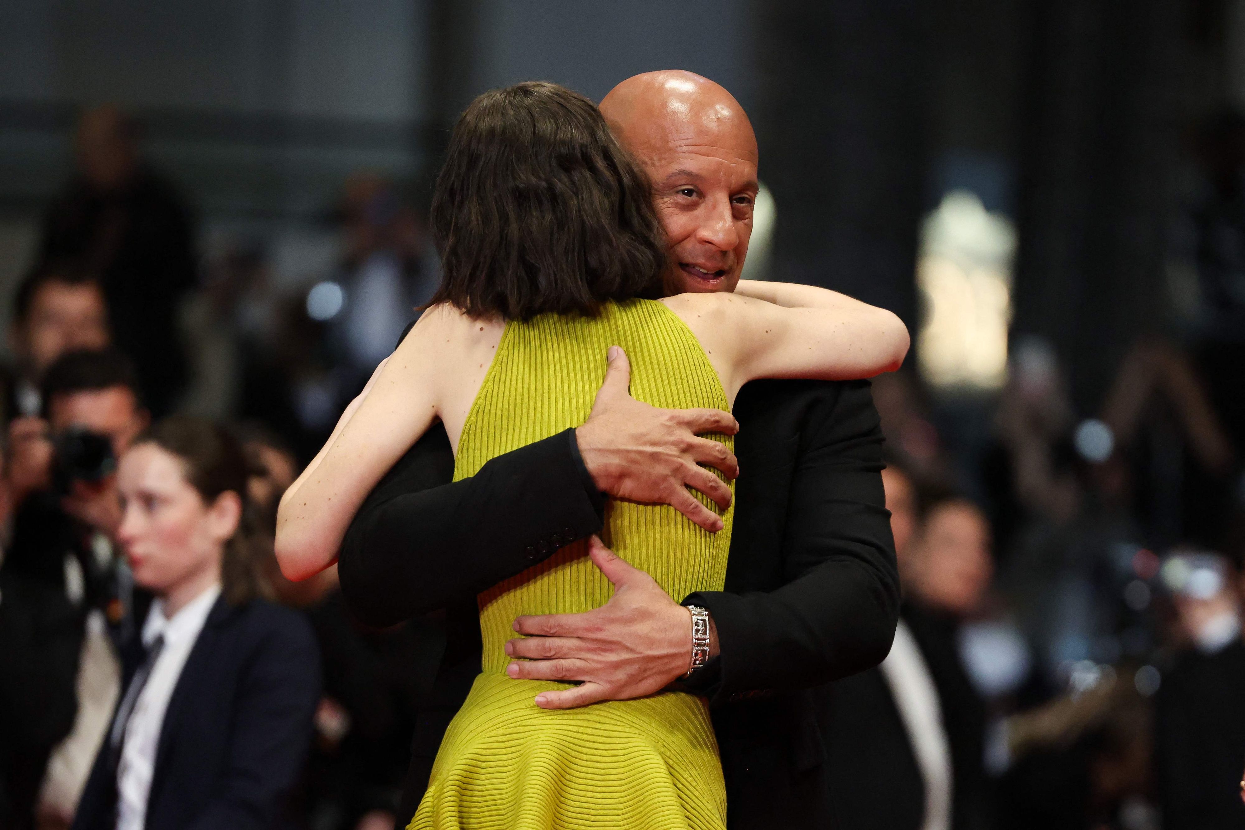 Vin Diesel und Meadow Rain Walker, Tochter von Paul Walker, umarmen sich.