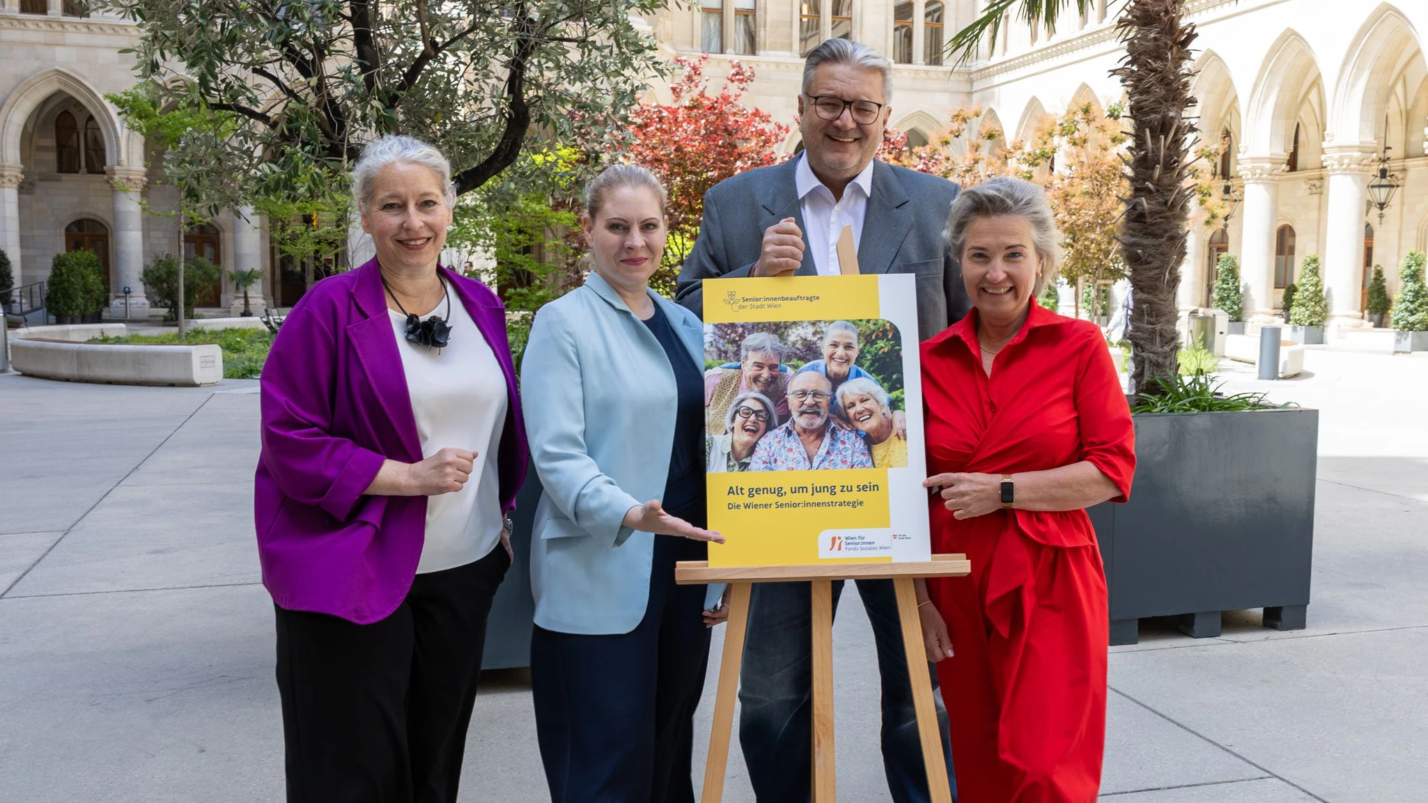 v.l.: NEOS Wien Generationensprecherin Arabel Bernecker-Thiel, FSW-Geschäftsführerin Susanne Winkler, Stadtrat Peter Hacker, Senior:innenbeauftragte der Stadt Wien Sabine Hofer-Gruber. 