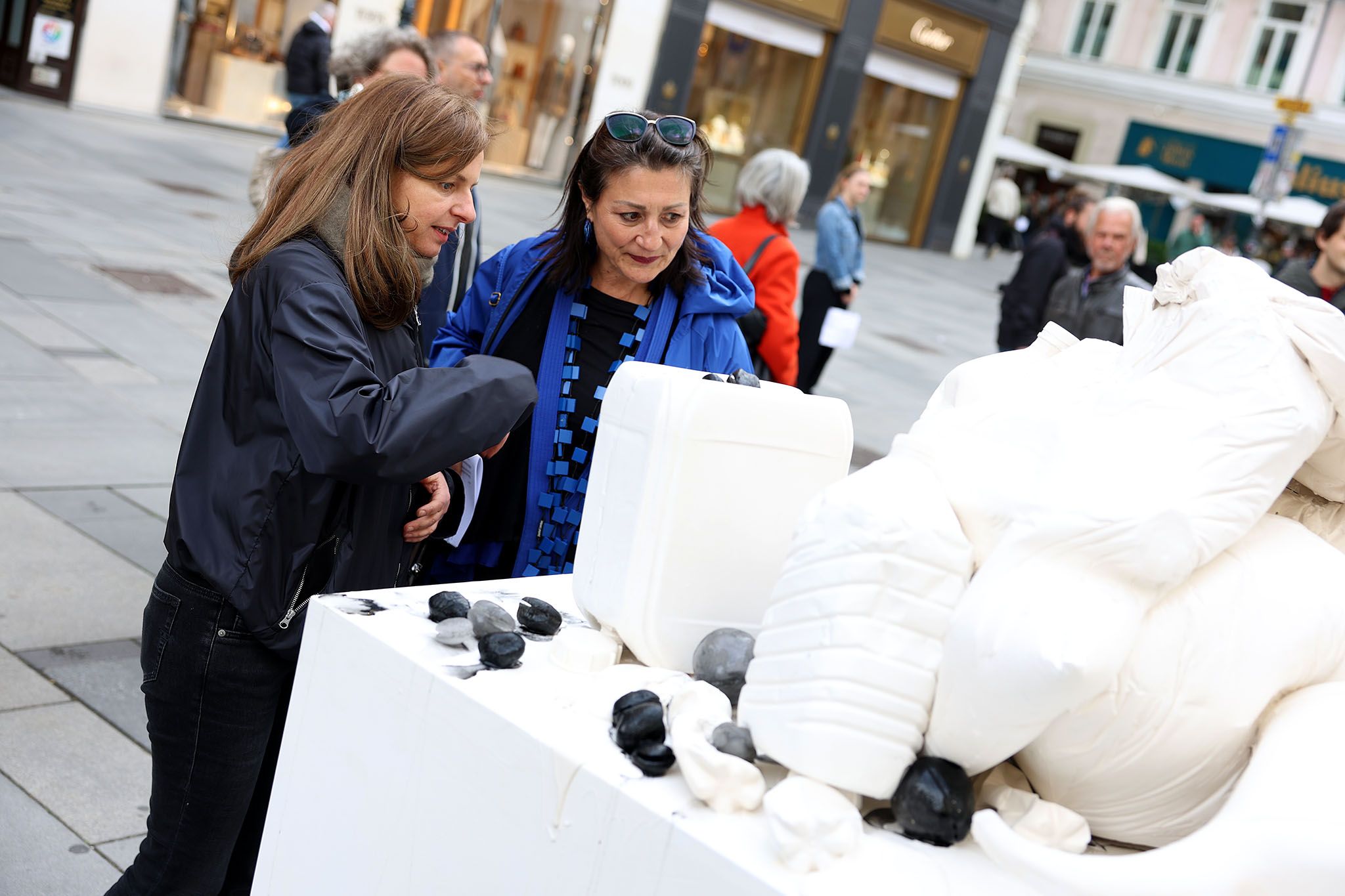 Heute.at - Weißes Kunstwerk sorgt für Aufsehen am Wiener Graben