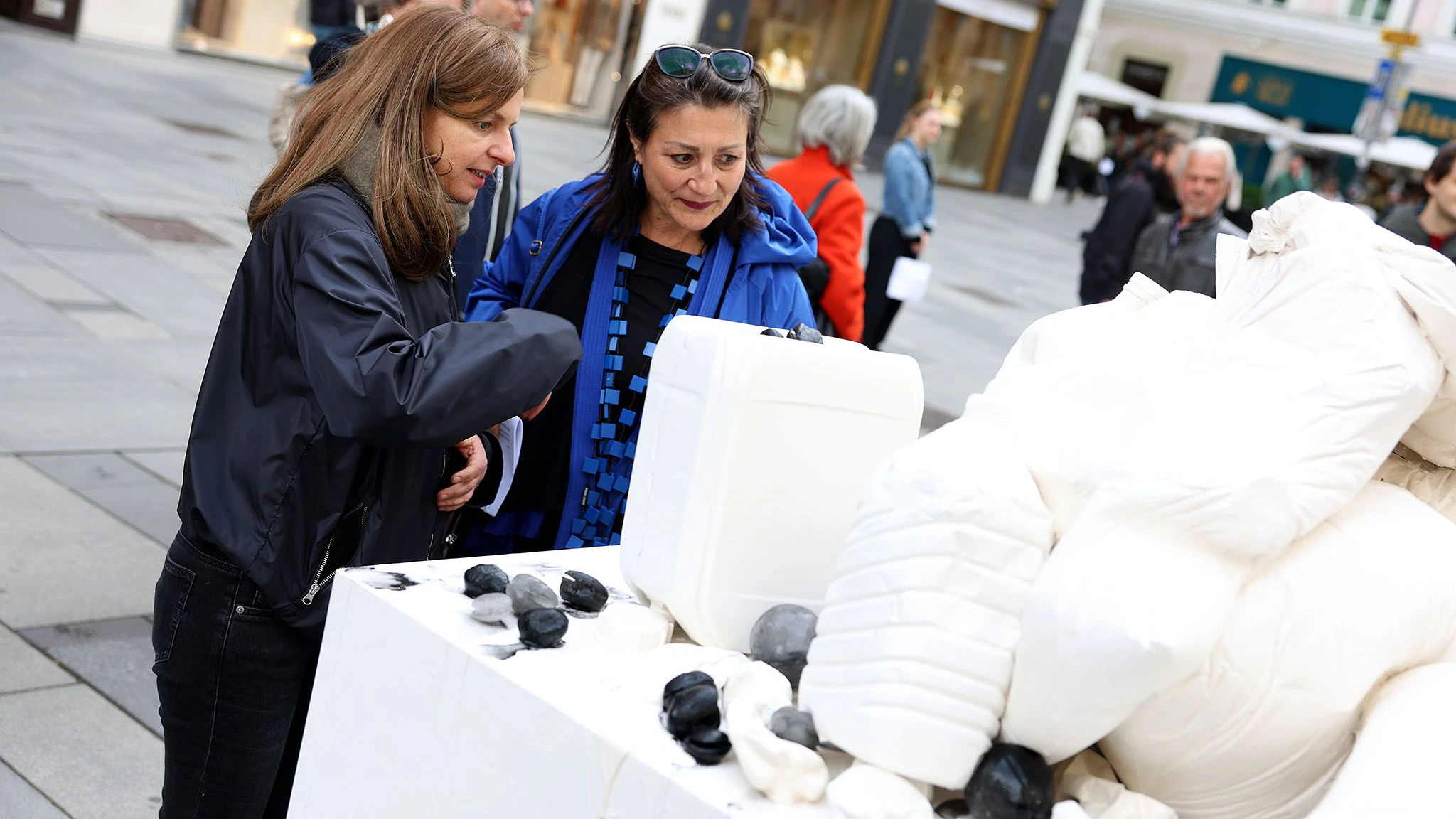 Eröffnung des "KÖR - Kunstplatz Graben" durch StRIn Veronica Kaup-Hasler. 