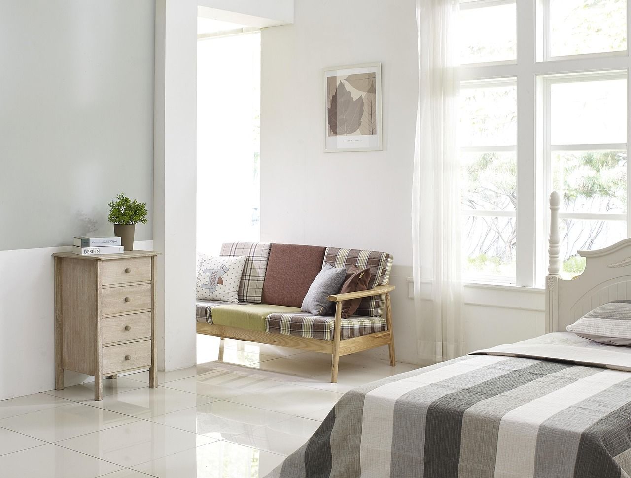 Helles Schlafzimmer mit offenem Fenster