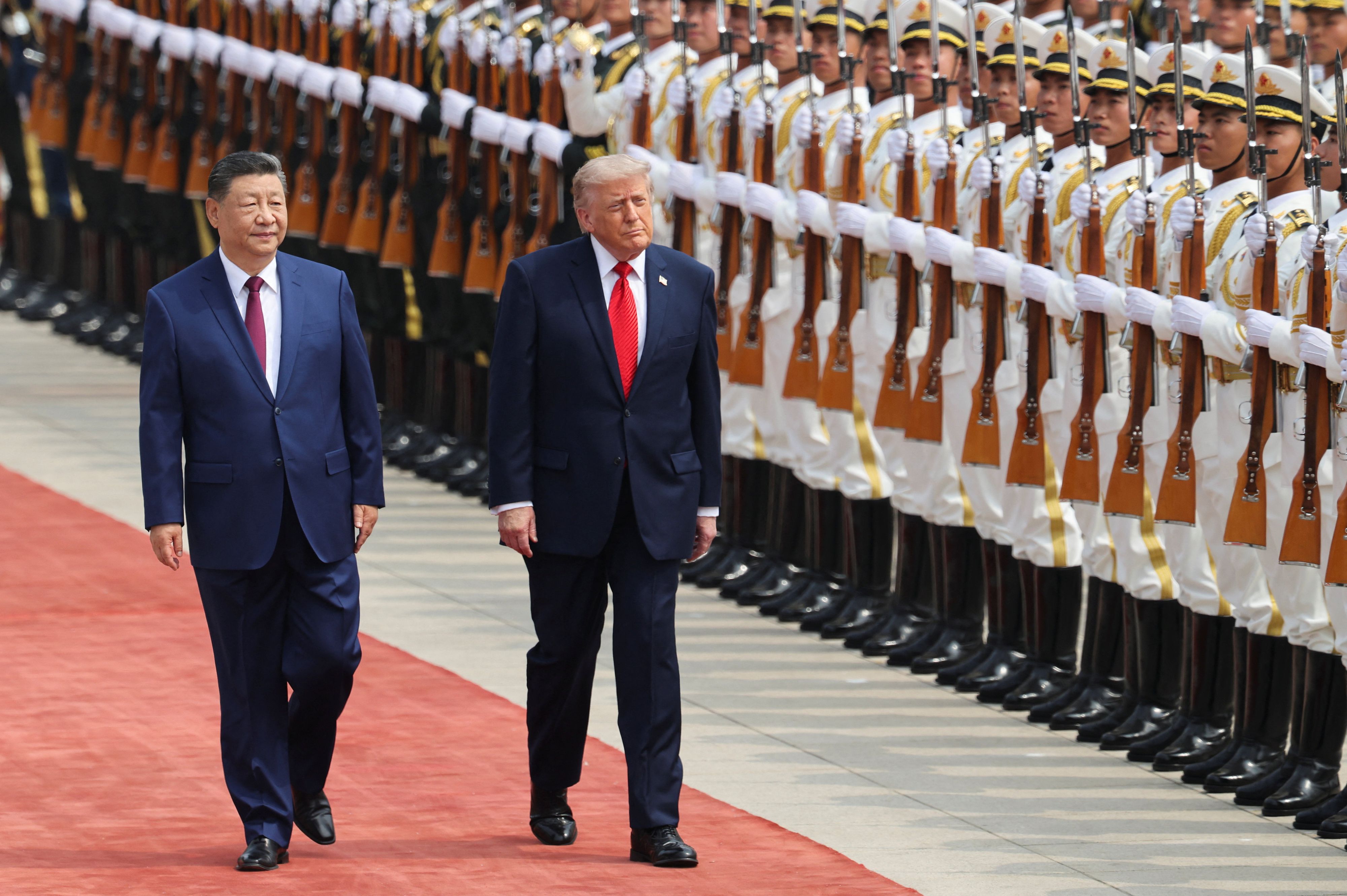 Donald Trump ist am Mittwoch (13. Mai 2026) nach Peking gereist. Es ist der erste Besuch eines US-Präsidenten in China seit fast zehn Jahren. Mehr als zwei Stunden lang sprachen die beiden Staatschefs über internationale Krisen und die angespannten Beziehungen zwischen den USA und China.