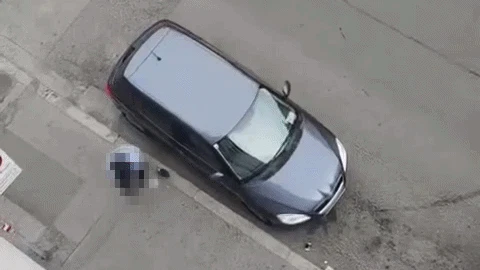 Mann knackt Auto in Wien