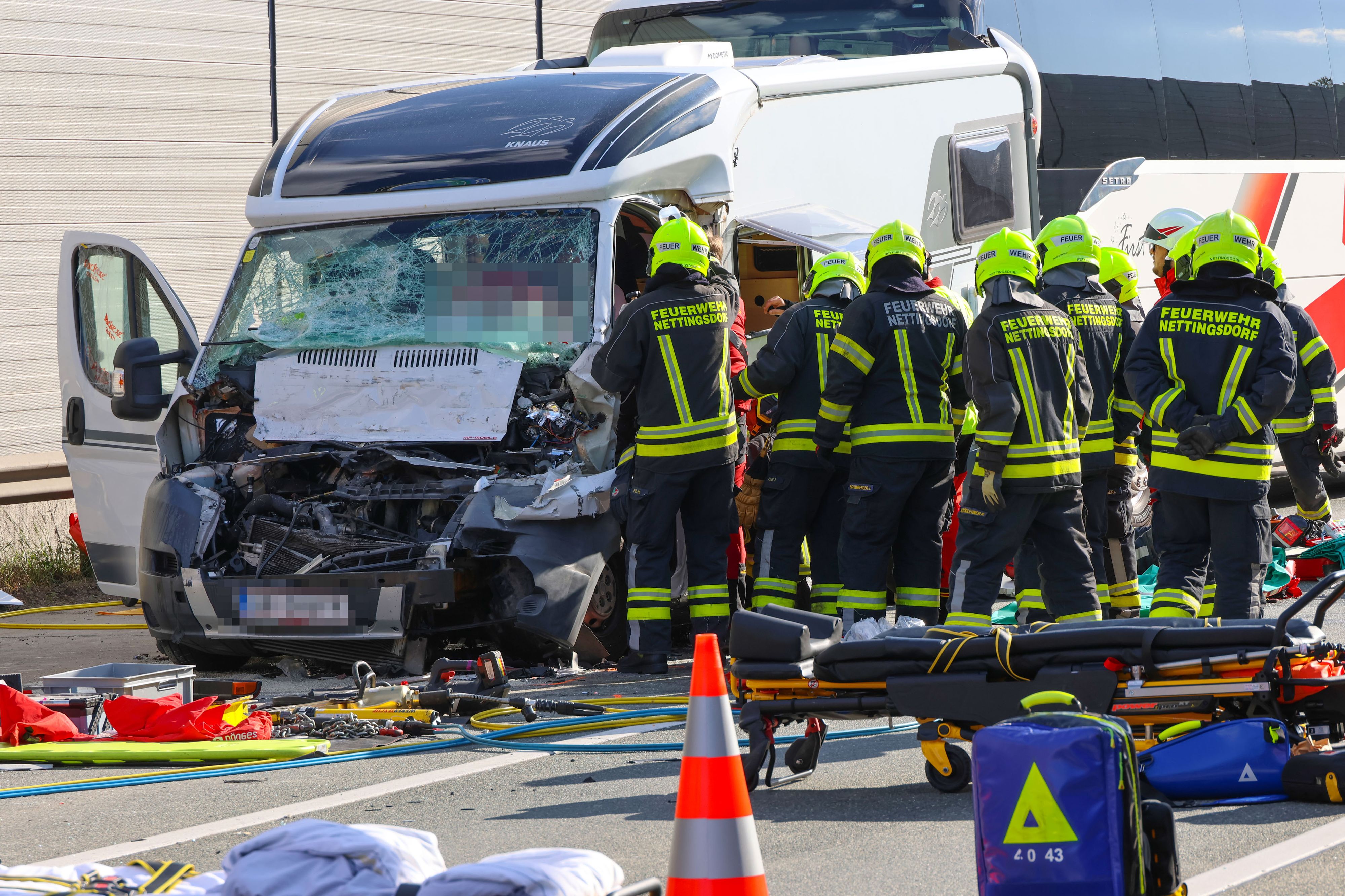 Zahlreiche Einsatzkräfte von Feuerwehr, Rettung und Polizei waren auf der A1 im Einsatz.
