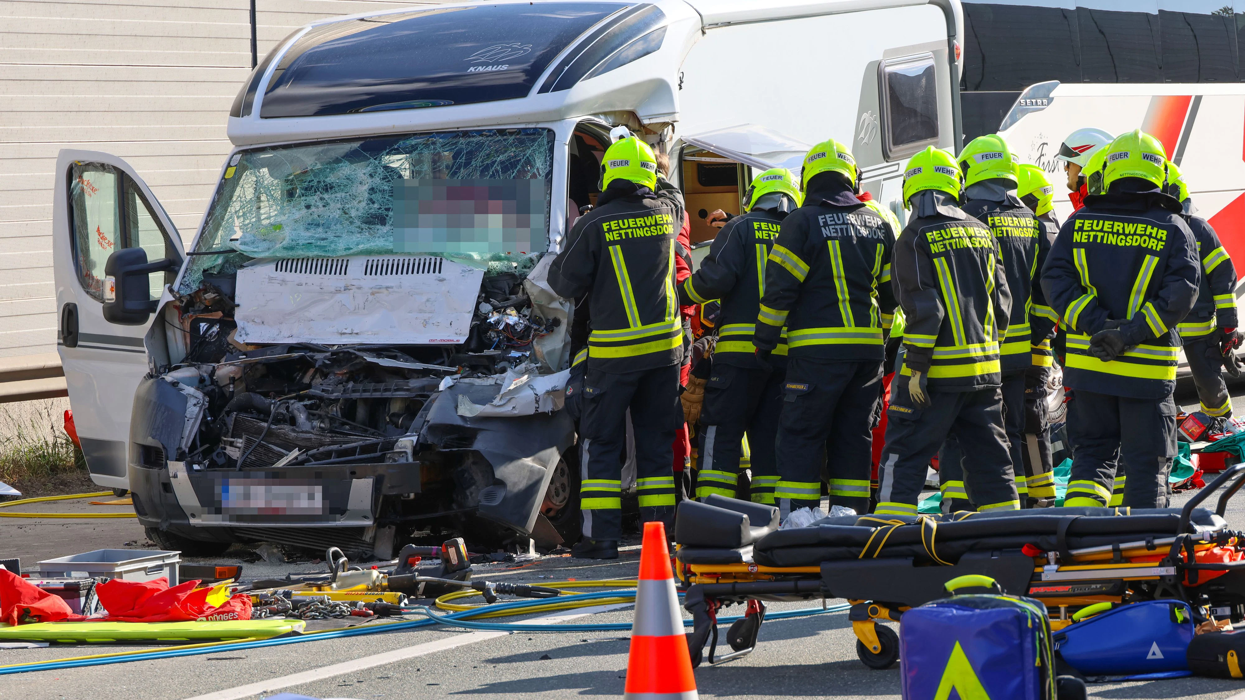Zahlreiche Einsatzkräfte von Feuerwehr, Rettung und Polizei waren auf der A1 im Einsatz.