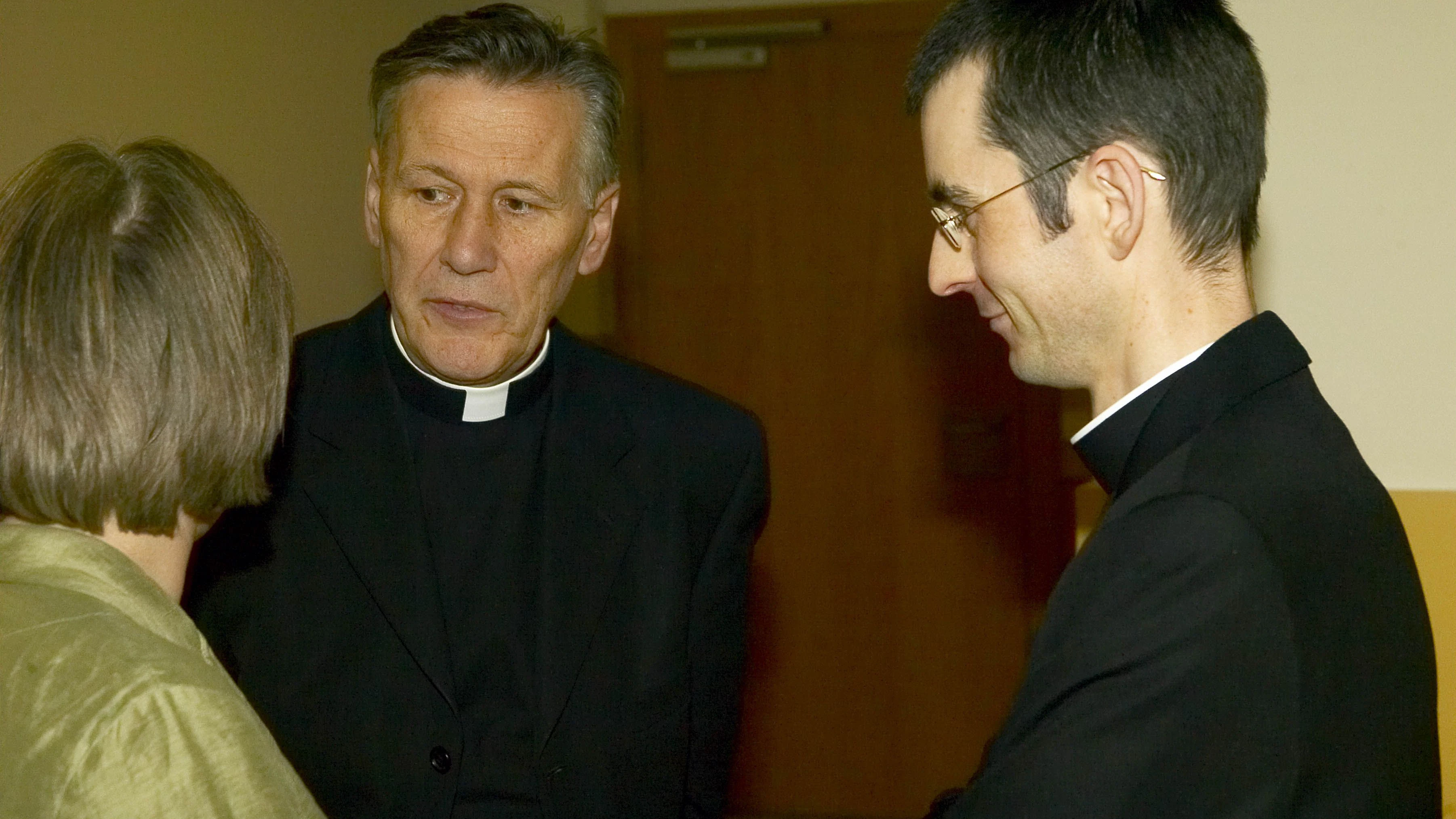 © Georges Schneider/CONTRAST - CON 538463 -  Wien, 02.12.2004  --  Das Ehrenbeleidigungsverfahren, das der frühere Subregens des Priesterseminars St. Pölten, Wolfgang Rothe, und der Ex-Regens Ulrich Küchl gegen das Nachrichtenmagazin profil angestrengt hat, wurde am Donnerstag am Wiener Landesgericht fortgesetzt. Rothe und Küchl klagten  wegen eines Artikels in der Ausgabe vom 12. Juli. Darin ist von homosexuellen Beziehungen im Priesterseminar die Rede. Streitpunkt sind auch Bilder, die einerseits Rothe zeigen, wie er einem Seminaristen angeblich einen Zungenkuss gibt und andererseits Küchl, wie er einem Seminaristen mit der rechten Hand auf die Geschlechtsteile greifen soll.  PHOTO: Wolfgang ROTHE (R), Ulrich KÜCHL (M) im Gespräch mit ihrer Rechtsanwältin kurz vor Prozeßbeginn.