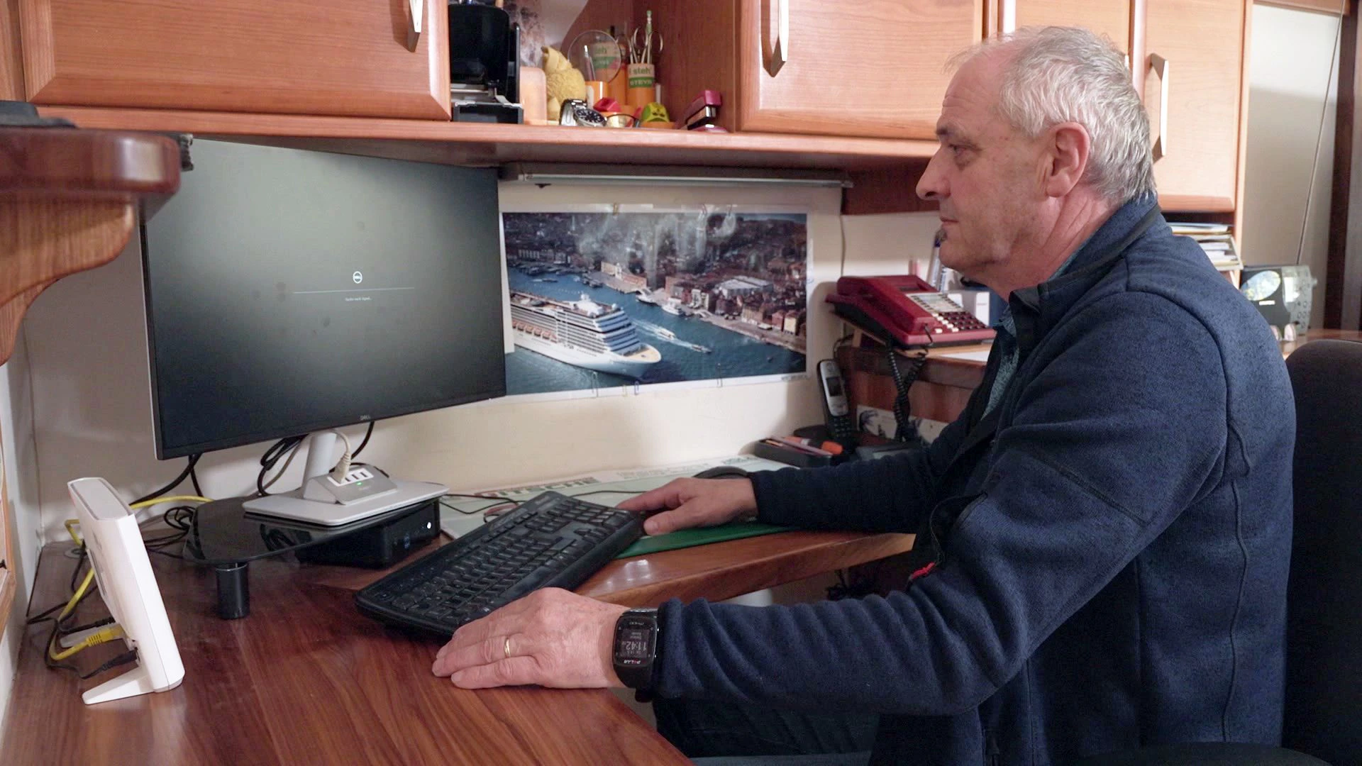Betrugsopfer Dietmar R. (66) vor seinem PC