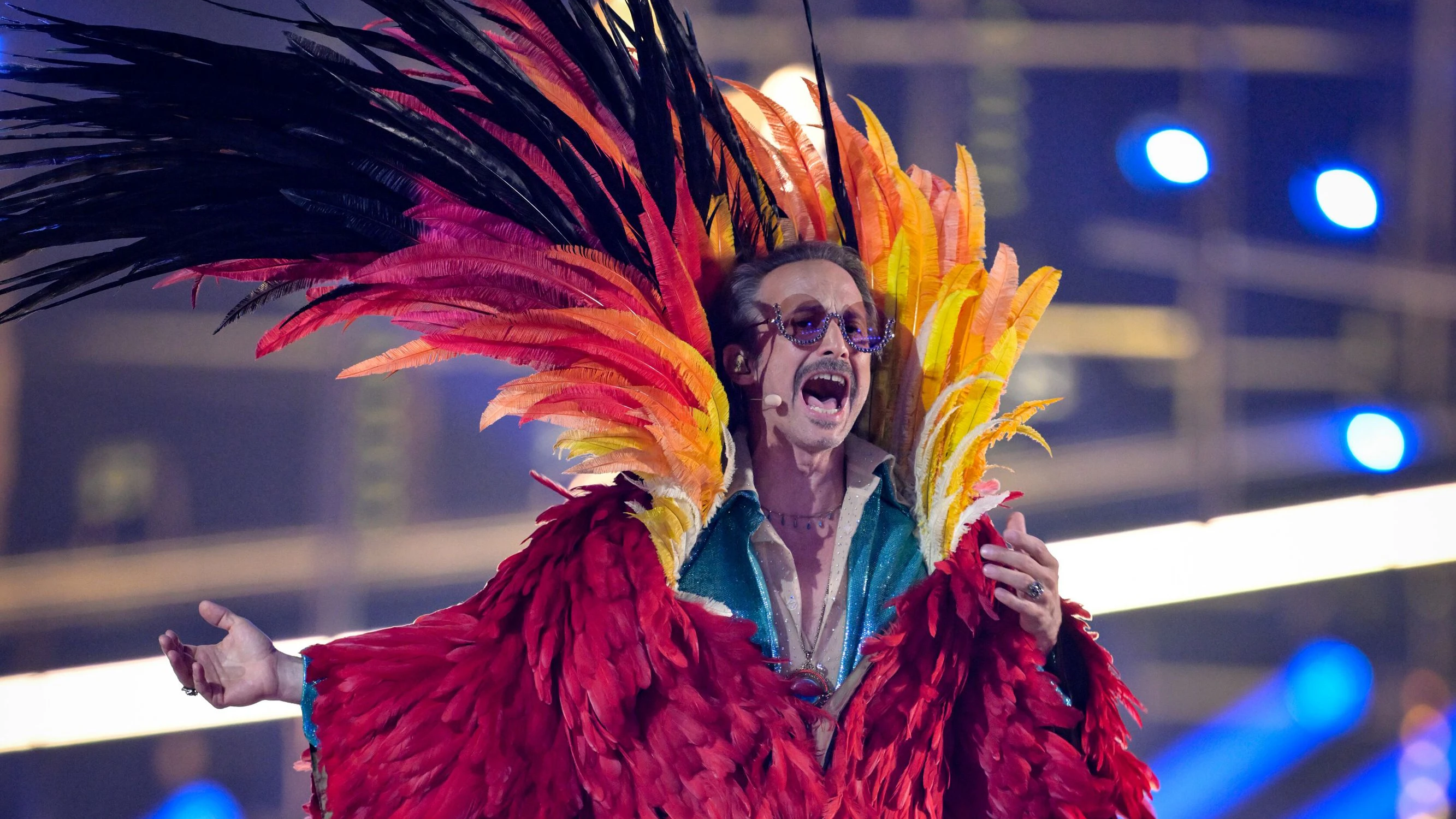 Heute.at - Verrückter Vogel! Ostrowski flattert über die ESC-Bühne
