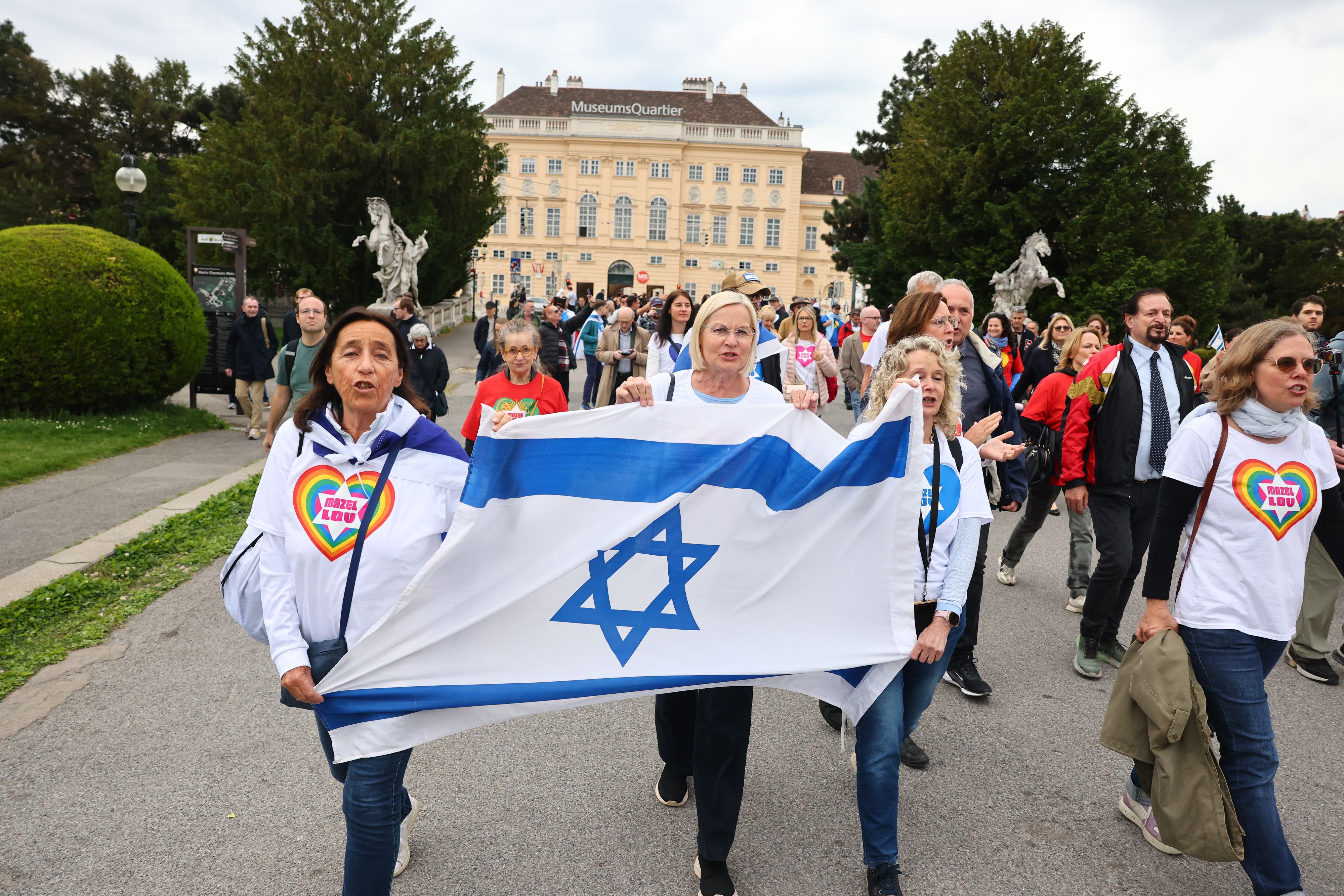 Rund 200 Songcontest-Fans nahmen am Donnerstag an dem Eurovision-Flashmob teil. Vom MQ ging es zum Wiener Heldenplatz.