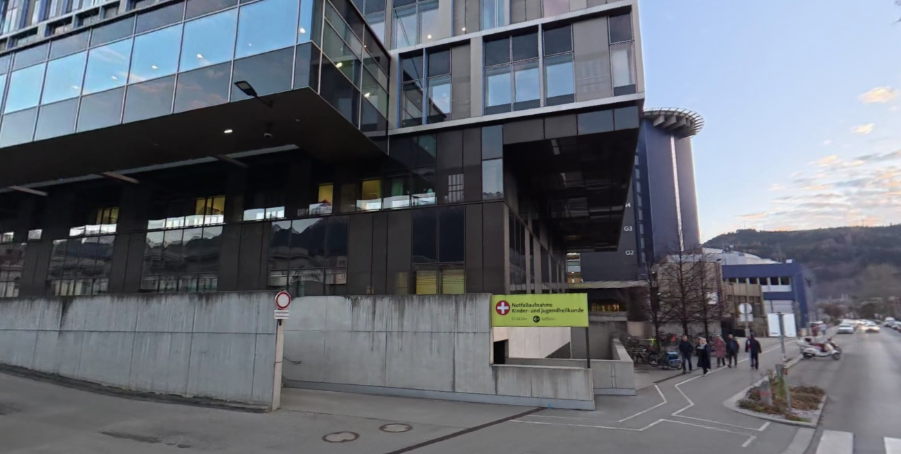 Ein siebenjähriges Mädchen ist extrem abgemagert und mit einer schweren Hautkrankheit ins Krankenhaus eingeliefert worden.