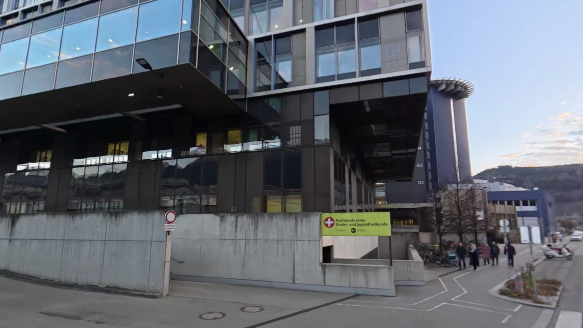 Ein siebenjähriges Mädchen ist extrem abgemagert und mit einer schweren Hautkrankheit ins Krankenhaus eingeliefert worden.