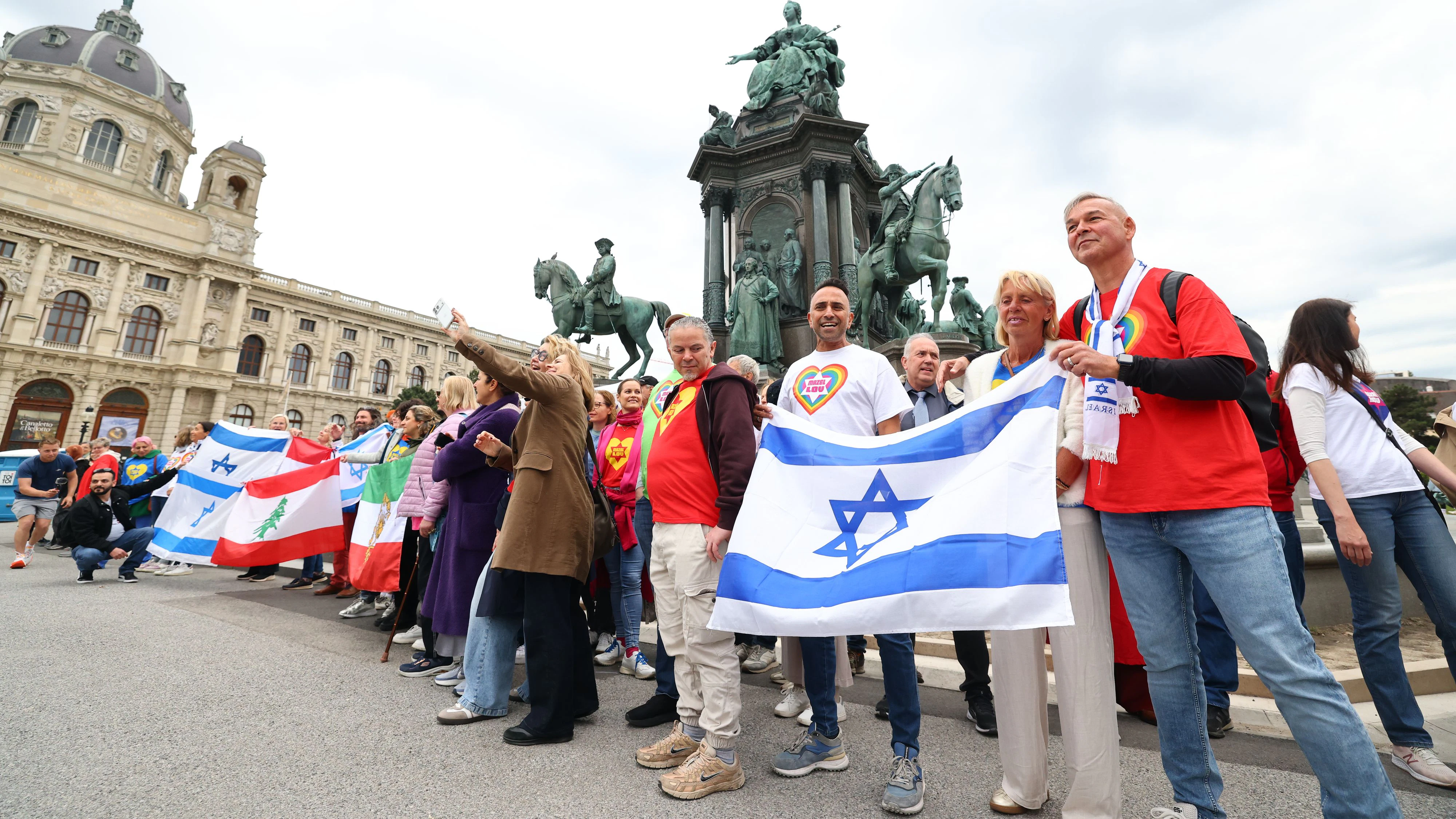Rund 200 Songcontest-Fans nahmen am Donnerstag an dem Eurovision Flashmob teil. Vom MQ ging eszum Wiener Heldenplatz, wo gesungen und getanzt wurde.